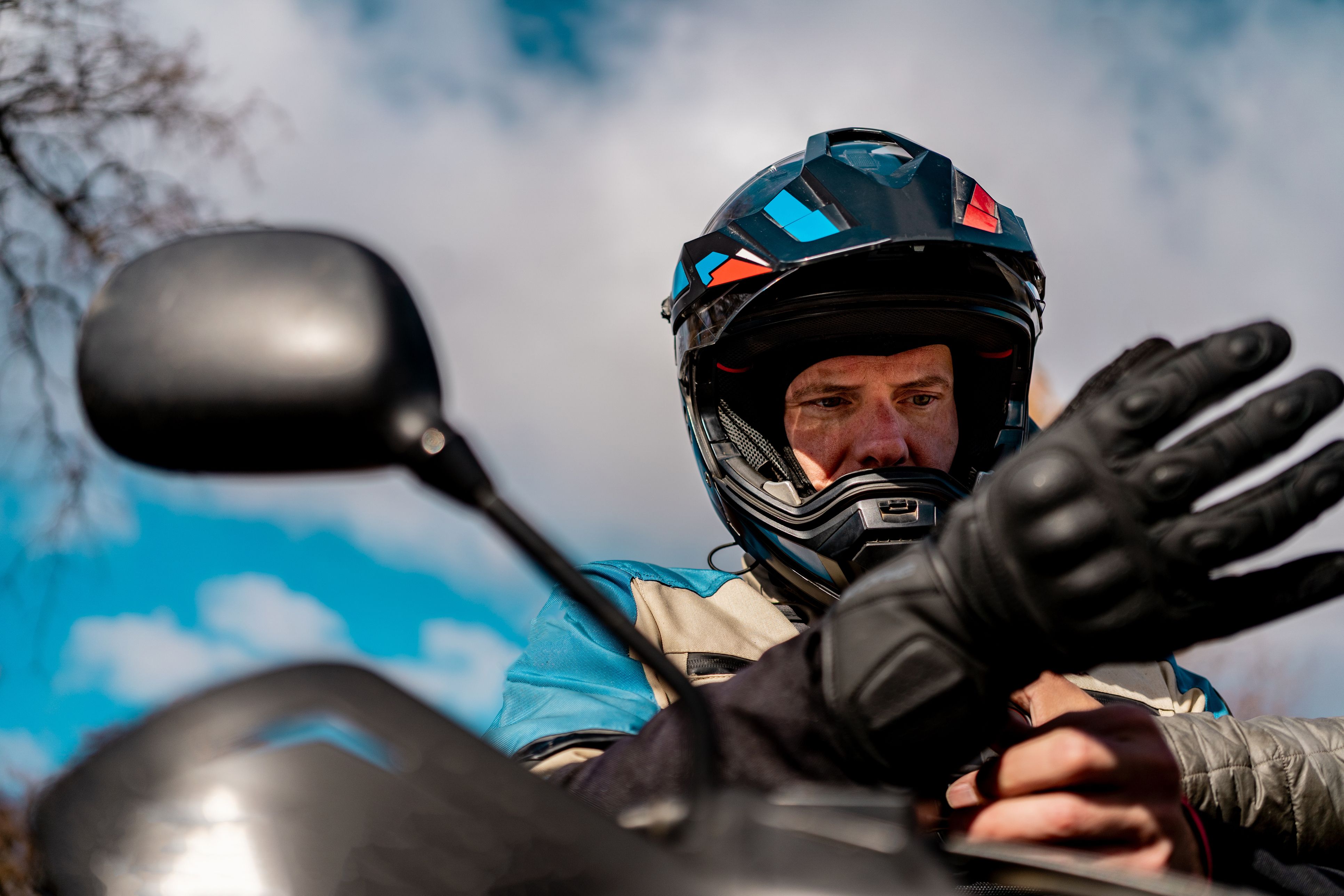 La DGT cambia las reglas para ir en moto el 1 de octubre: guantes, calzado cerrado y chaleco (Foto: iStock)