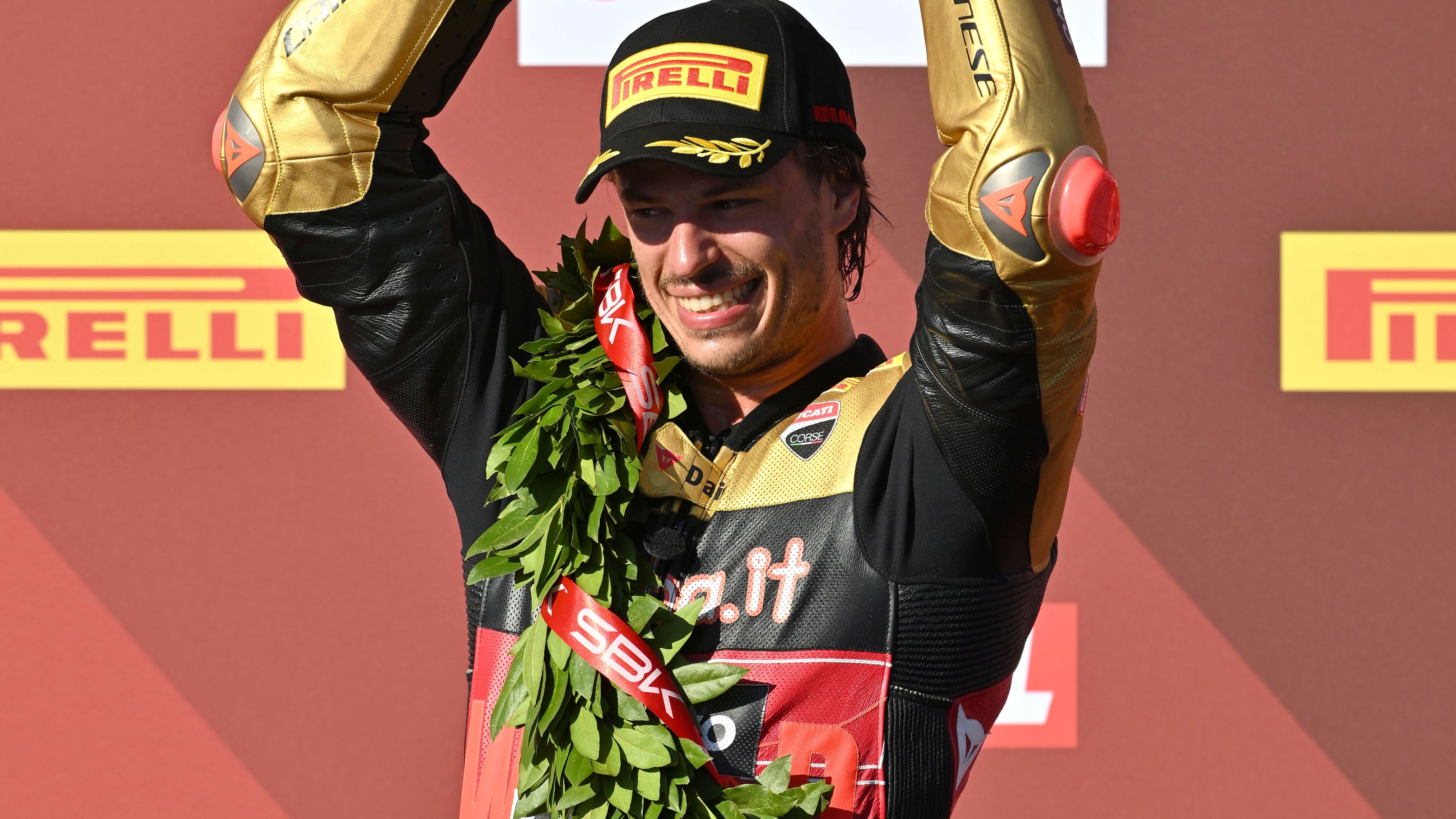 Nicolò Bulega celebra su título de campeón mundial de Superbike 2026