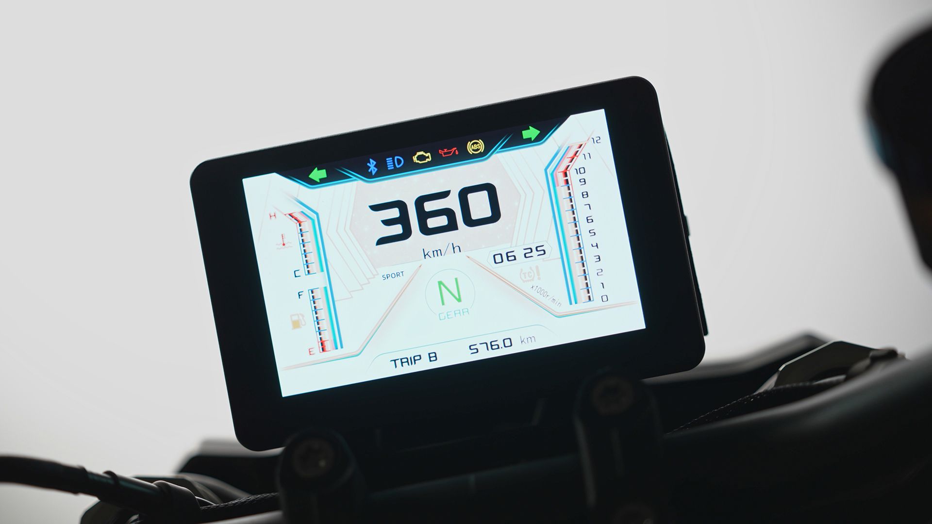 QJMotor SRK600 2026 Detalles Pantalla (1)