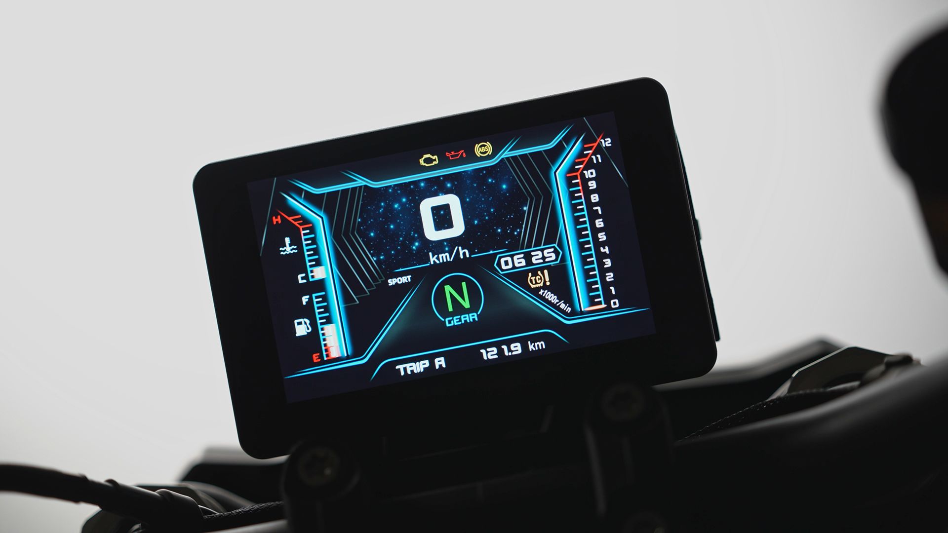 QJMotor SRK600 2026 Detalles Pantalla (4)