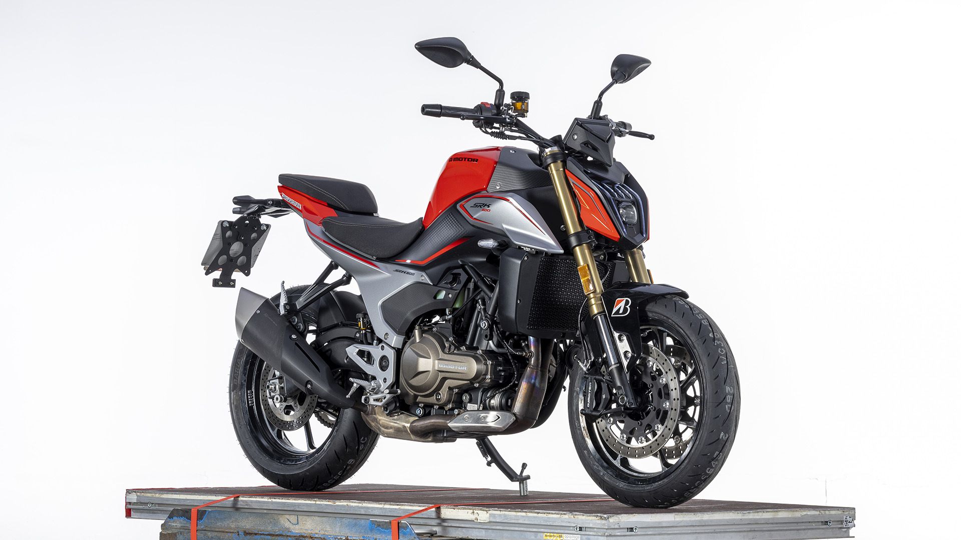 QJMotor SRK600 2026 Estudio (8)