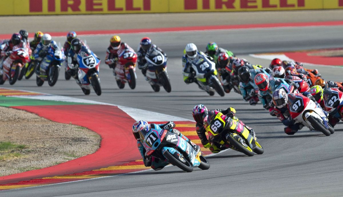 Carlos Cano lidera la carrera de Moto3 ante Fernando Bujosa