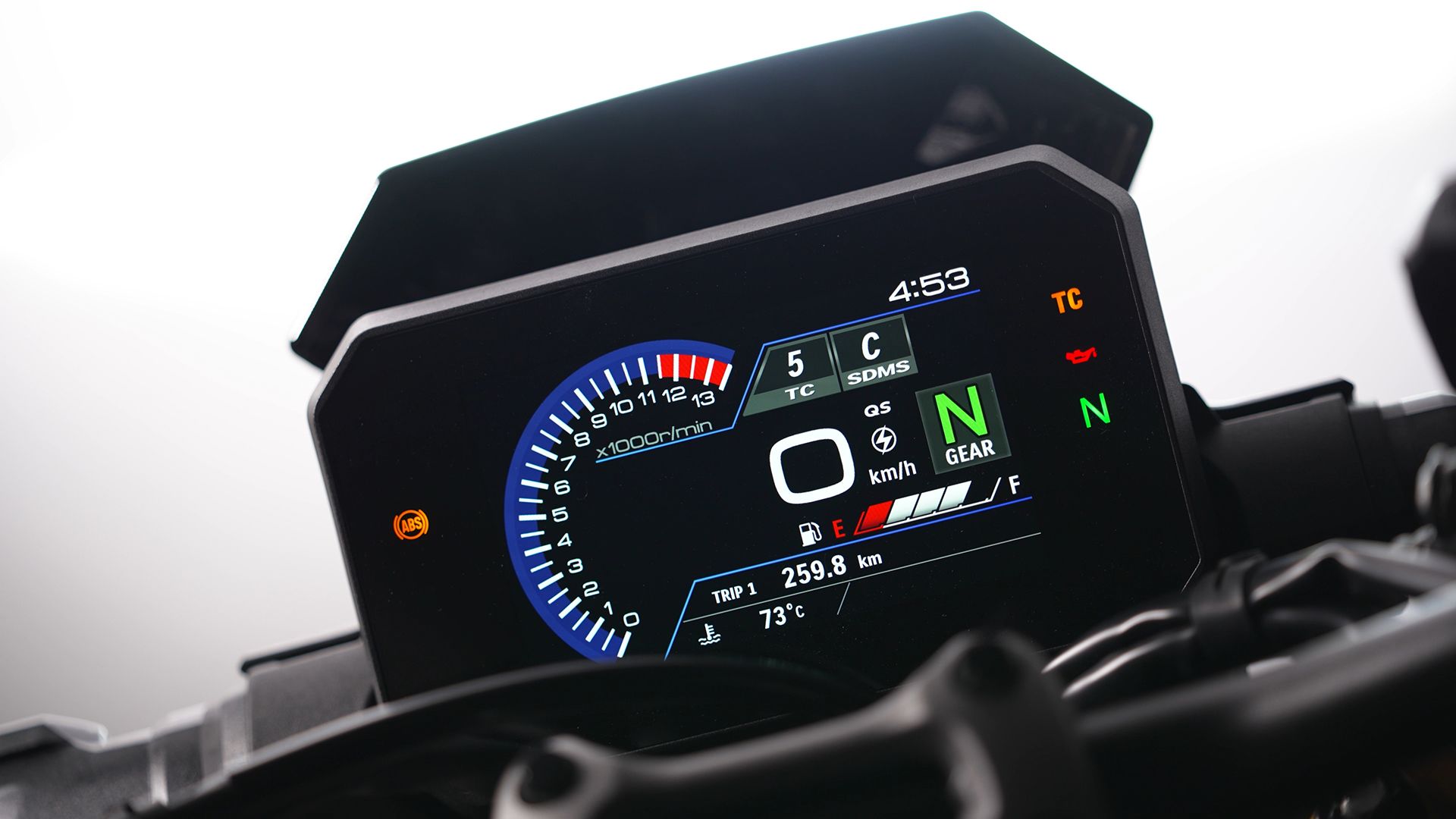 SuzukiI GSX S1000 2026 Detalles pantalla (1)