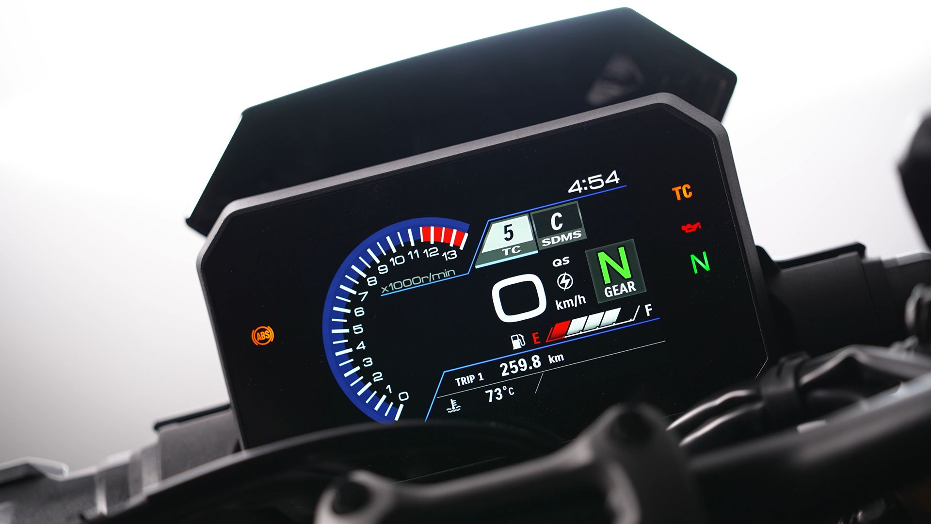 SuzukiI GSX S1000 2026 Detalles pantalla (2)