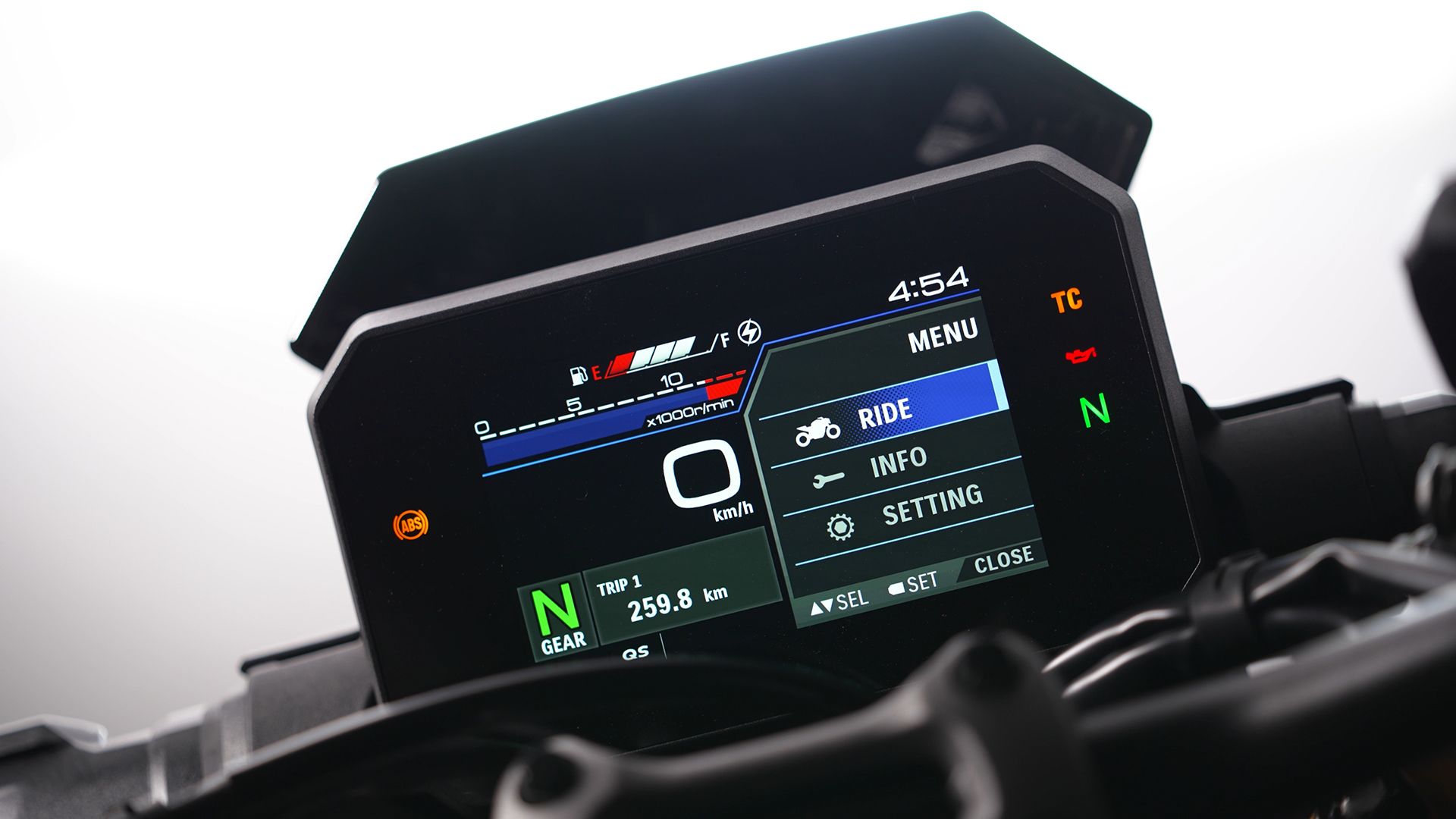 SuzukiI GSX S1000 2026 Detalles pantalla (3)