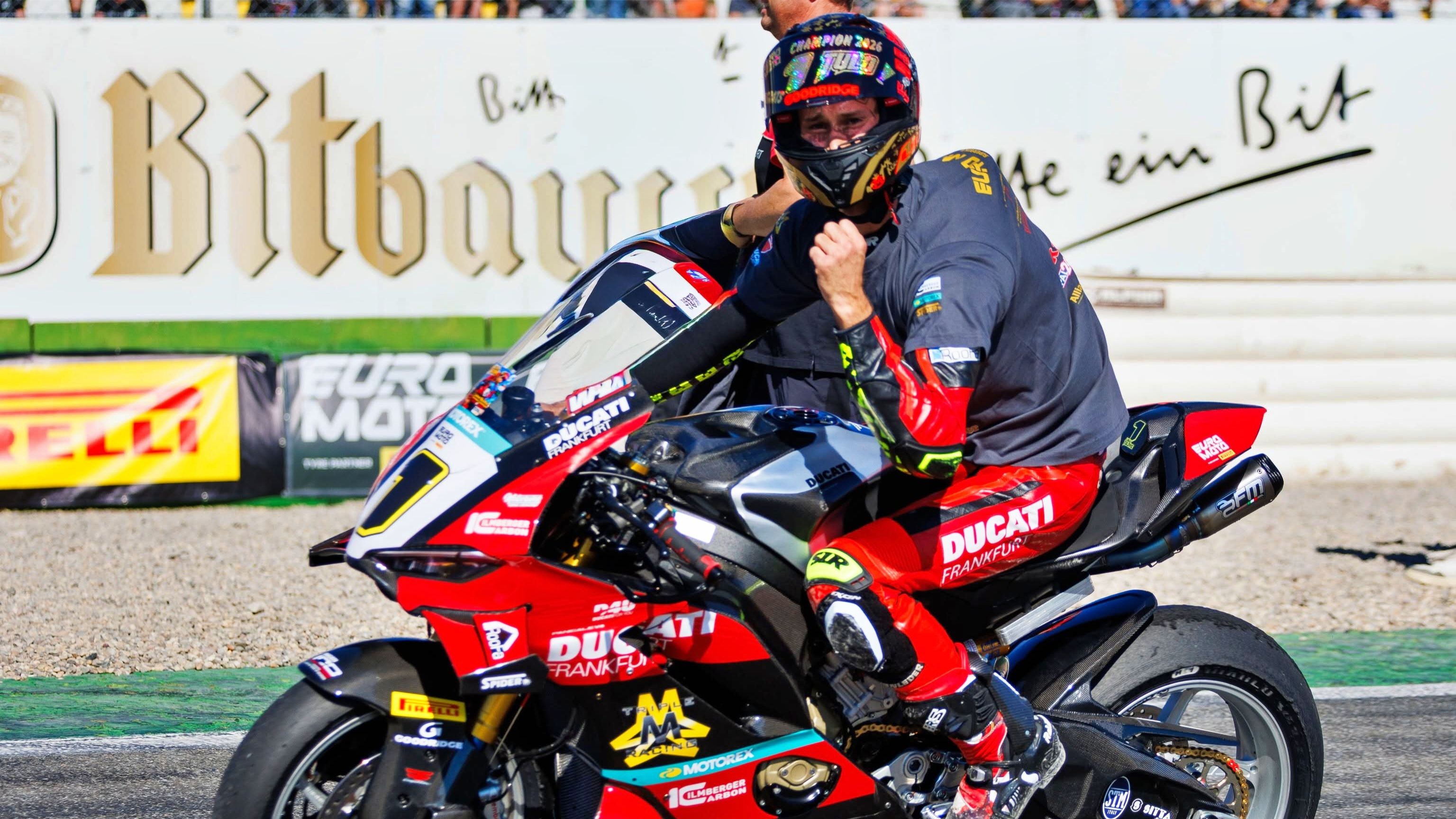 Lukas Tulovic celebra su título del Euro Moto Superbike 2026