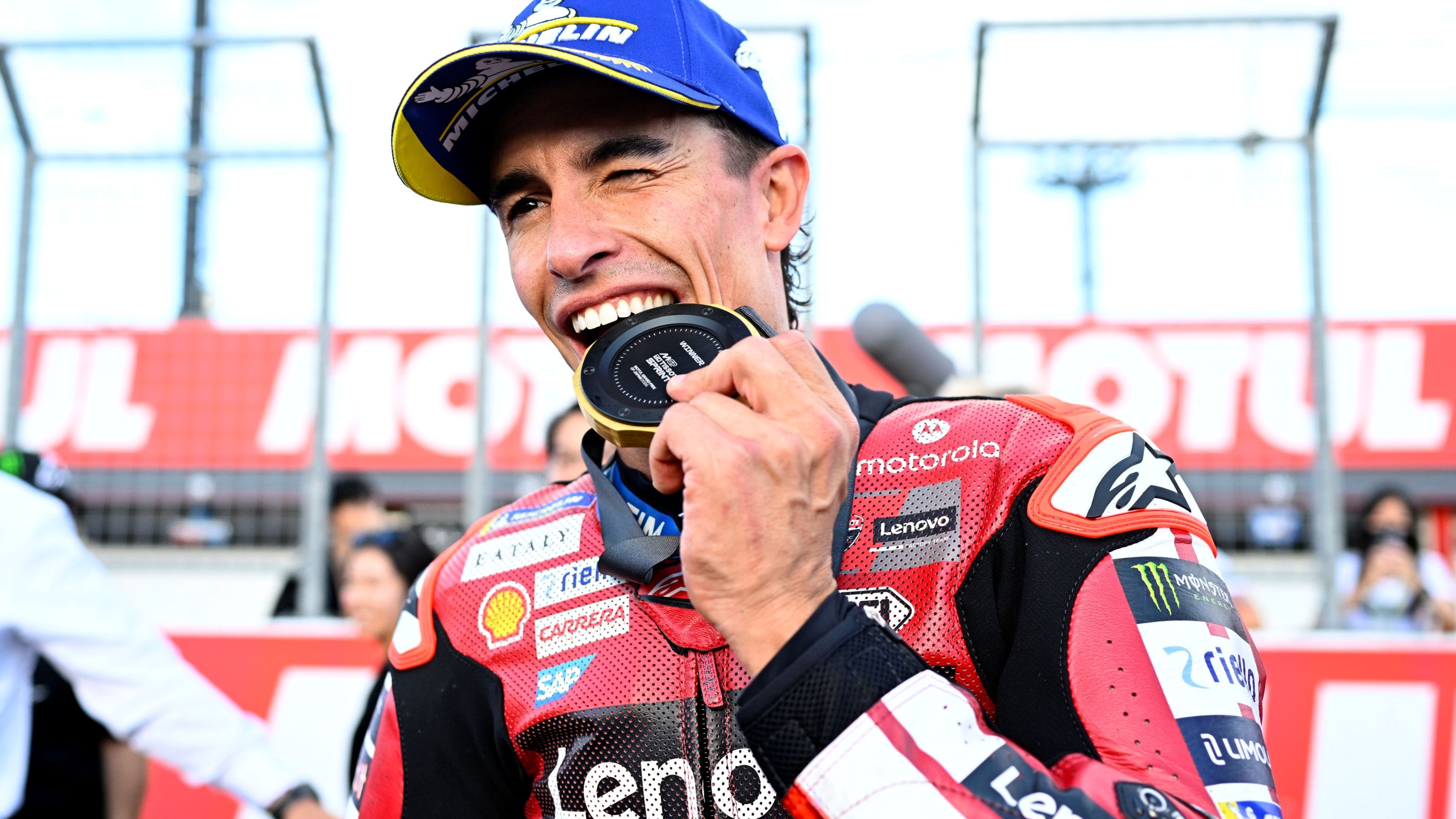 Marc Márquez muerde la medalla de ganador del Sprint de Japón