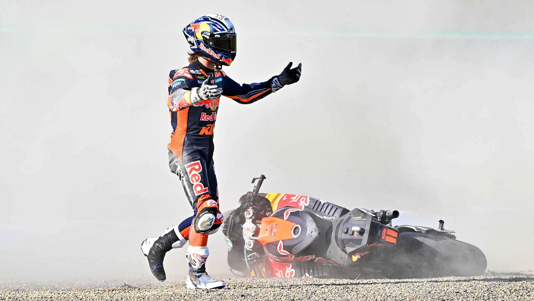 Pedro Acosta quejándose tras ser derribado en el Sprint de Japón
