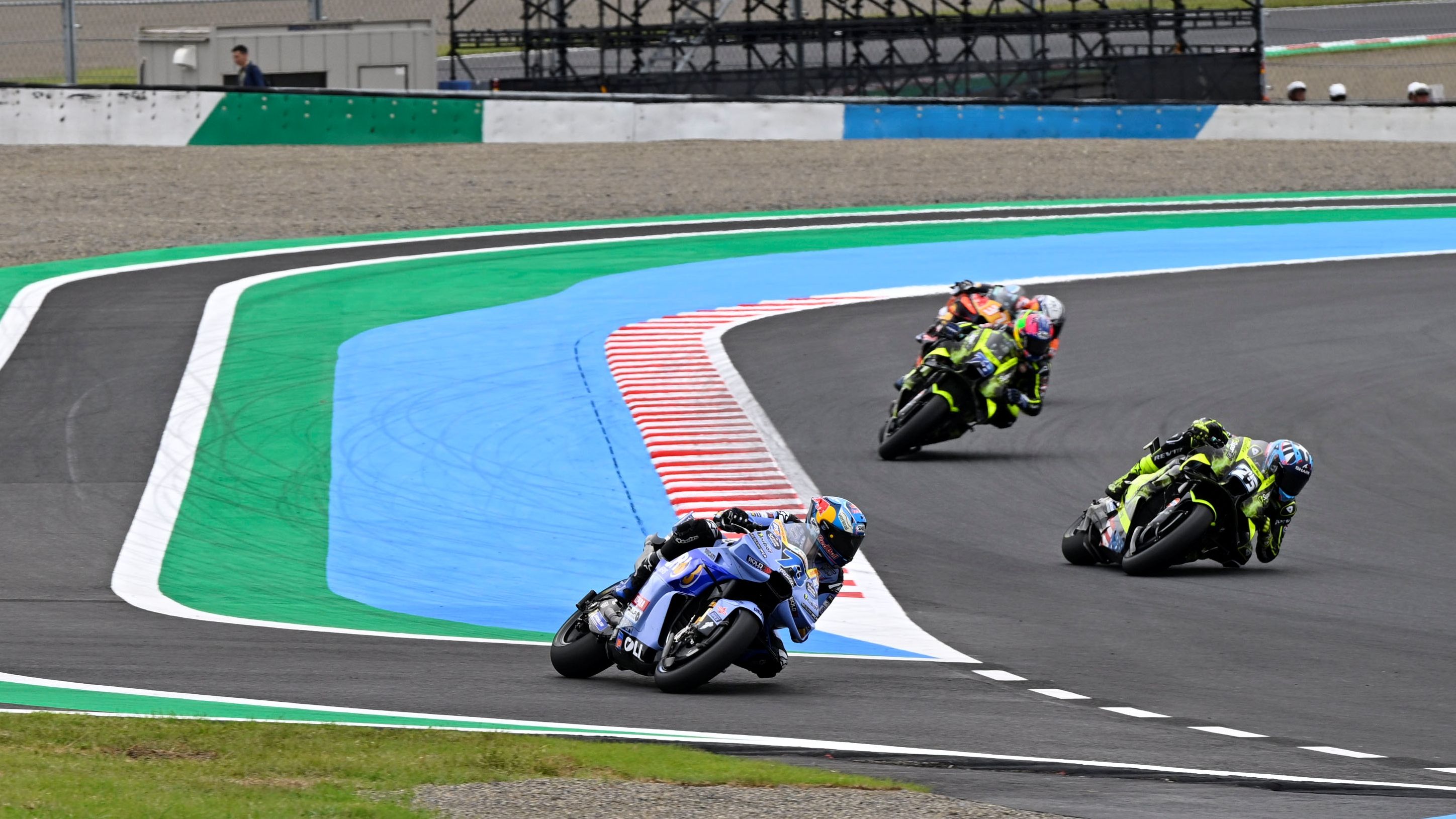 Álex Márquez sale de la long lap ante Raúl Fernández, Ai Ogura y Pedro Acosta, MotoGP Japón 2026