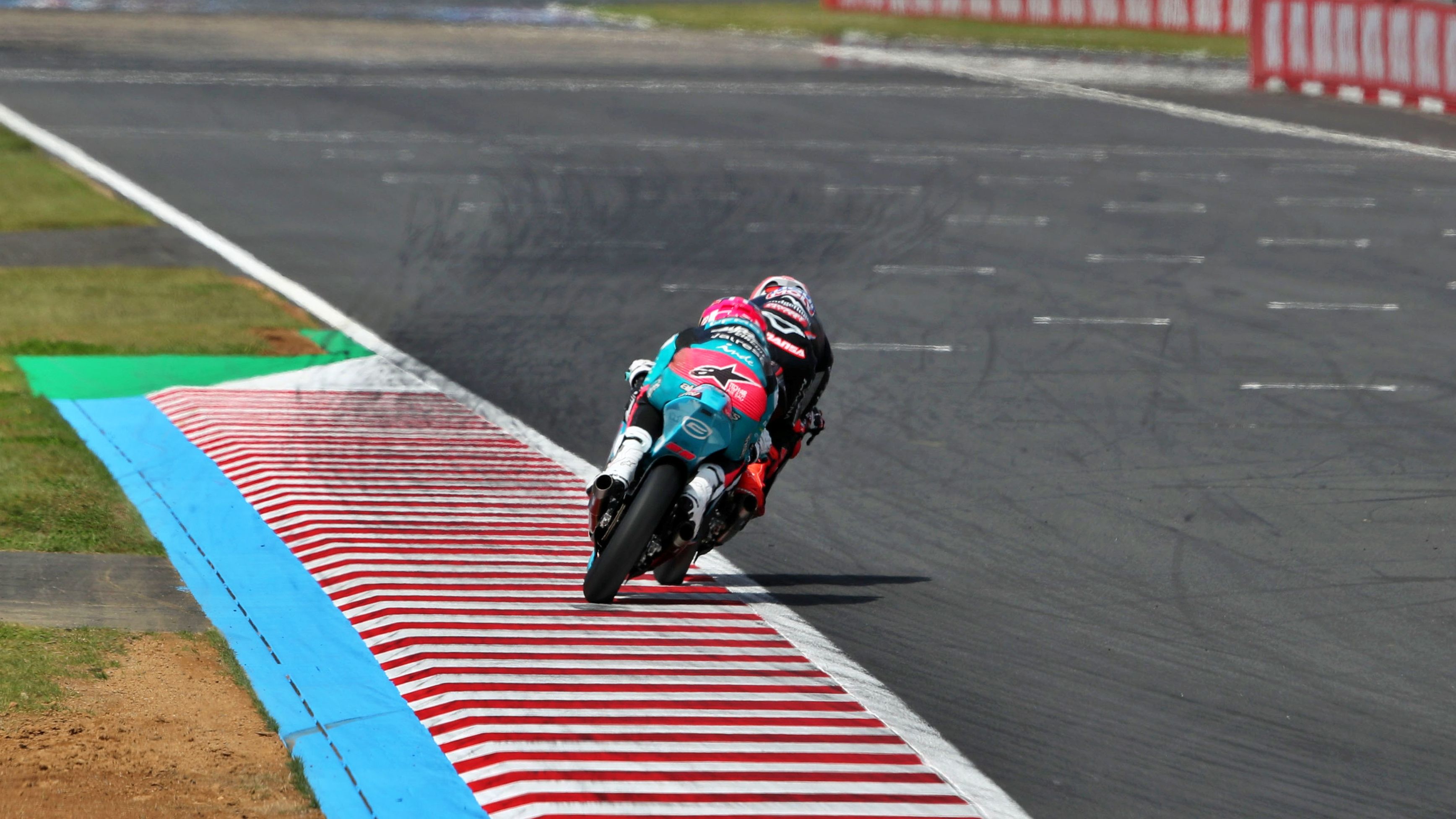 David Almansa contiene a Máximo Quiles para llevarse la victoria, Moto3 Japón 2026