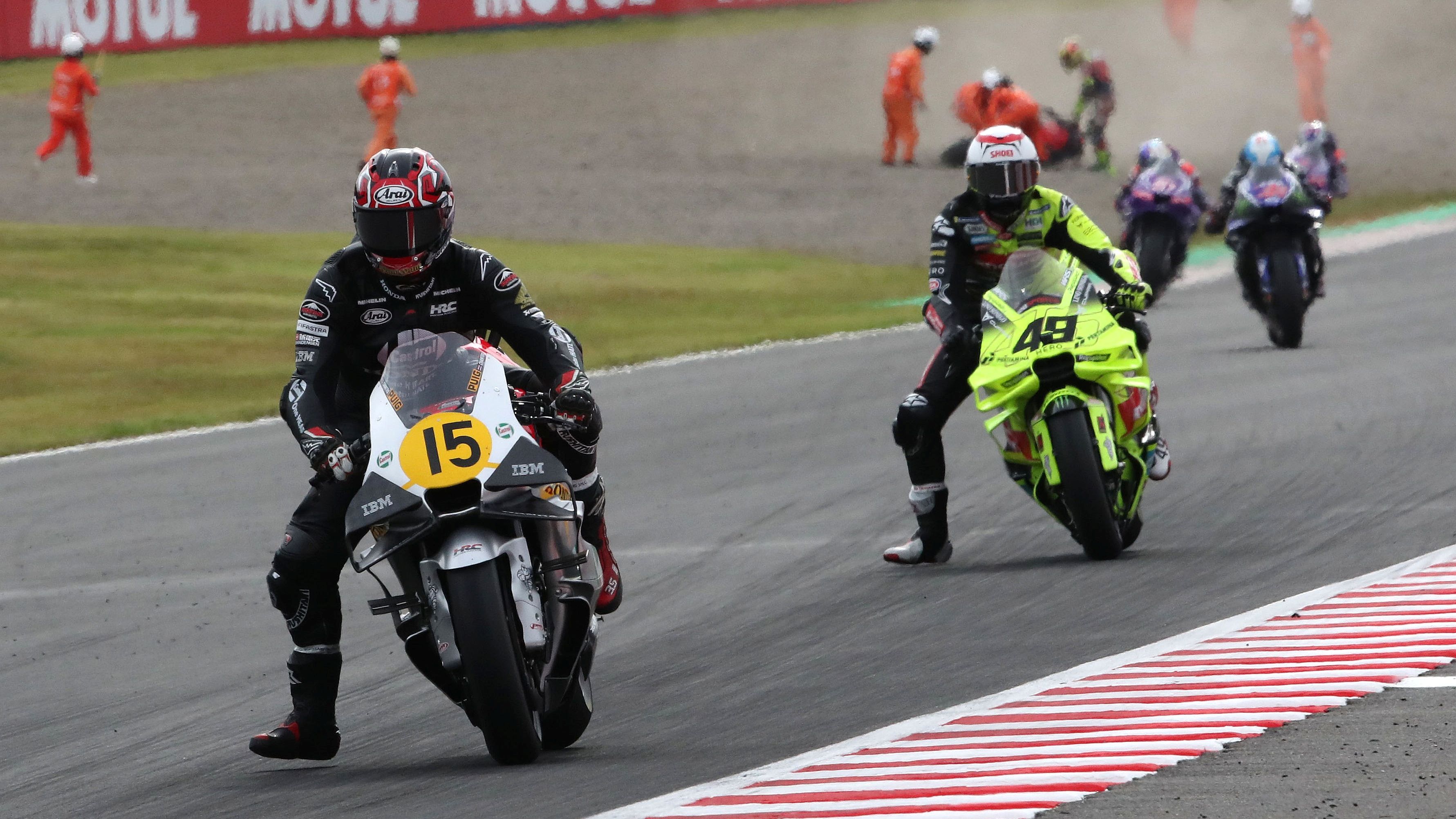 Somkiat Chantra se escapa de Fabio Di Giannantonio, MotoGP Japón 2026