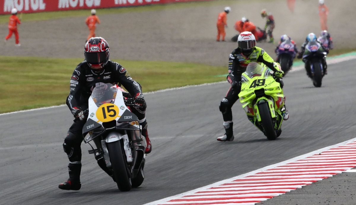 Somkiat Chantra se escapa de Fabio Di Giannantonio, MotoGP Japón 2026