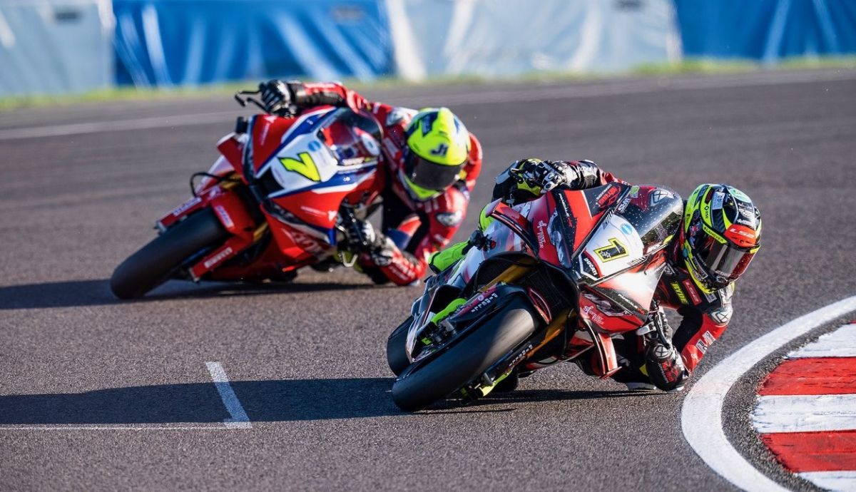 Kyle Ryde se impuso a Ryan Vickers en la primera carrera
