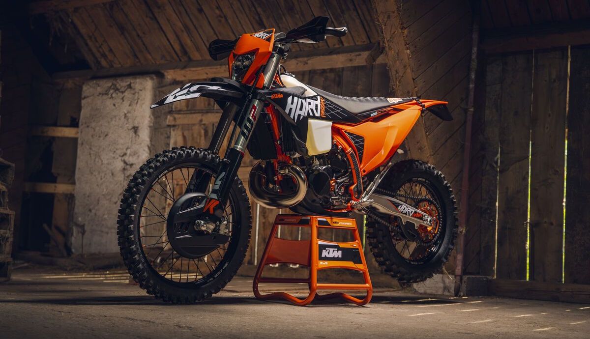 04 MY27 KTM 300 XC W HARDENDURO Static HARDENDURO