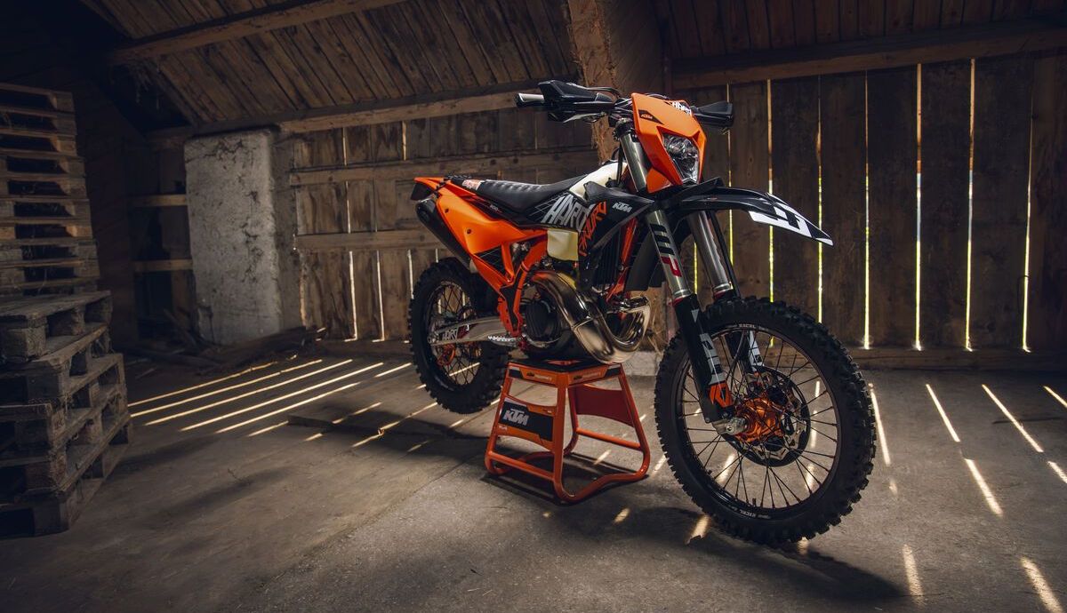 02 MY27 KTM 300 XC W HARDENDURO Static HARDENDURO
