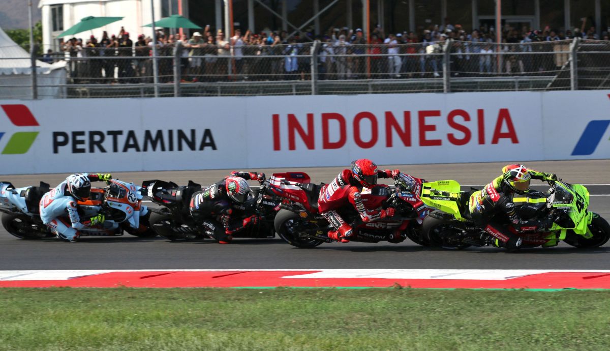 Fabio Di Giannantonio, Marc Márquez, Marco Bezzecchi y Raúl Fernández en la salida del Sprint en Mandalika