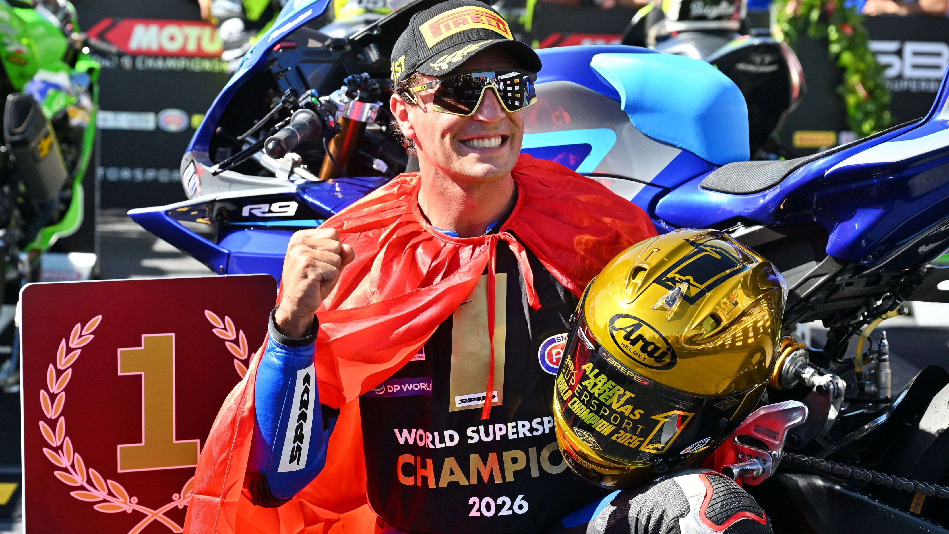 Albert Arenas celebra su título mundial de Supersport