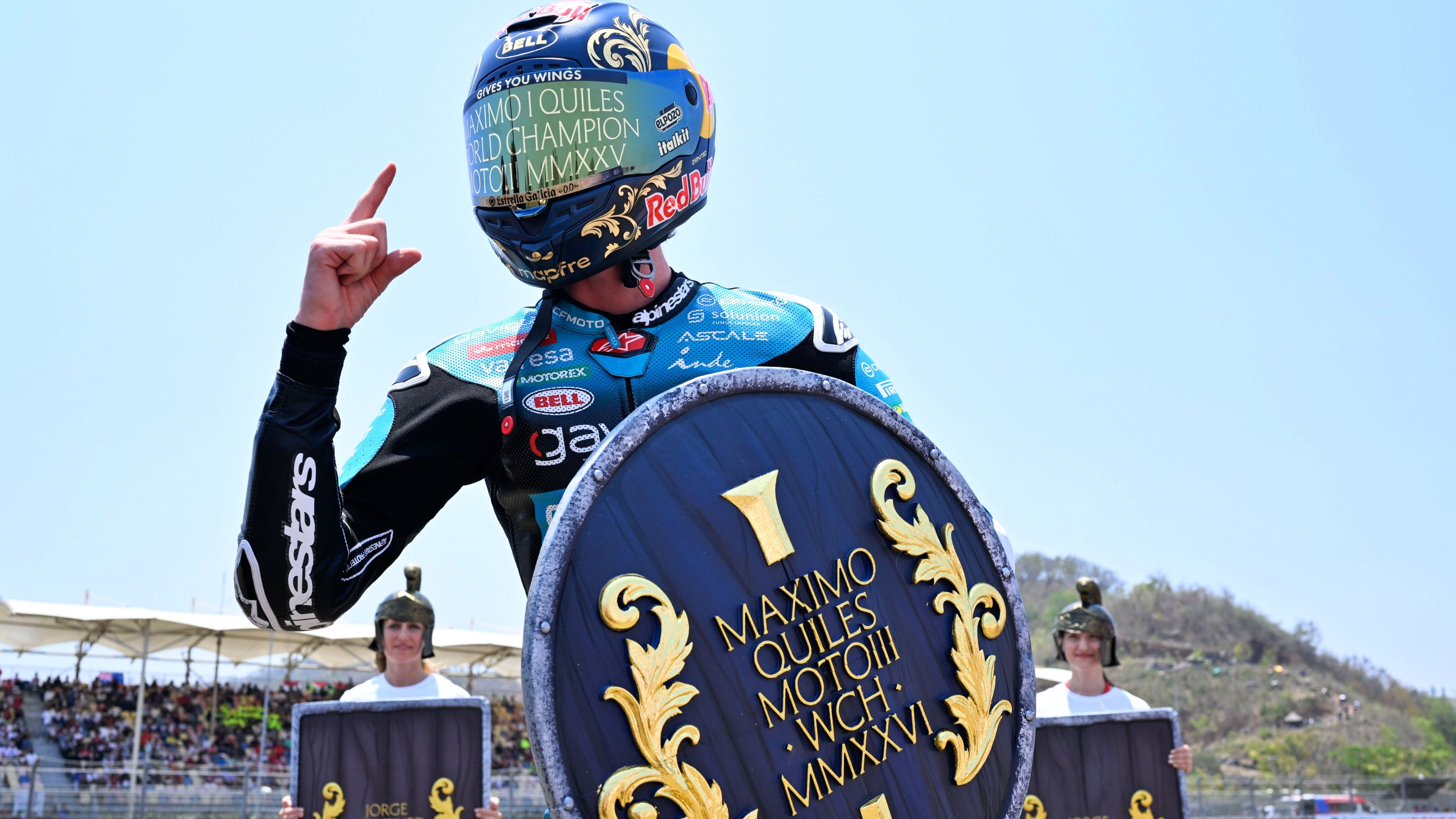 Máximo Quiles celebra su título mundial de Moto3 2026
