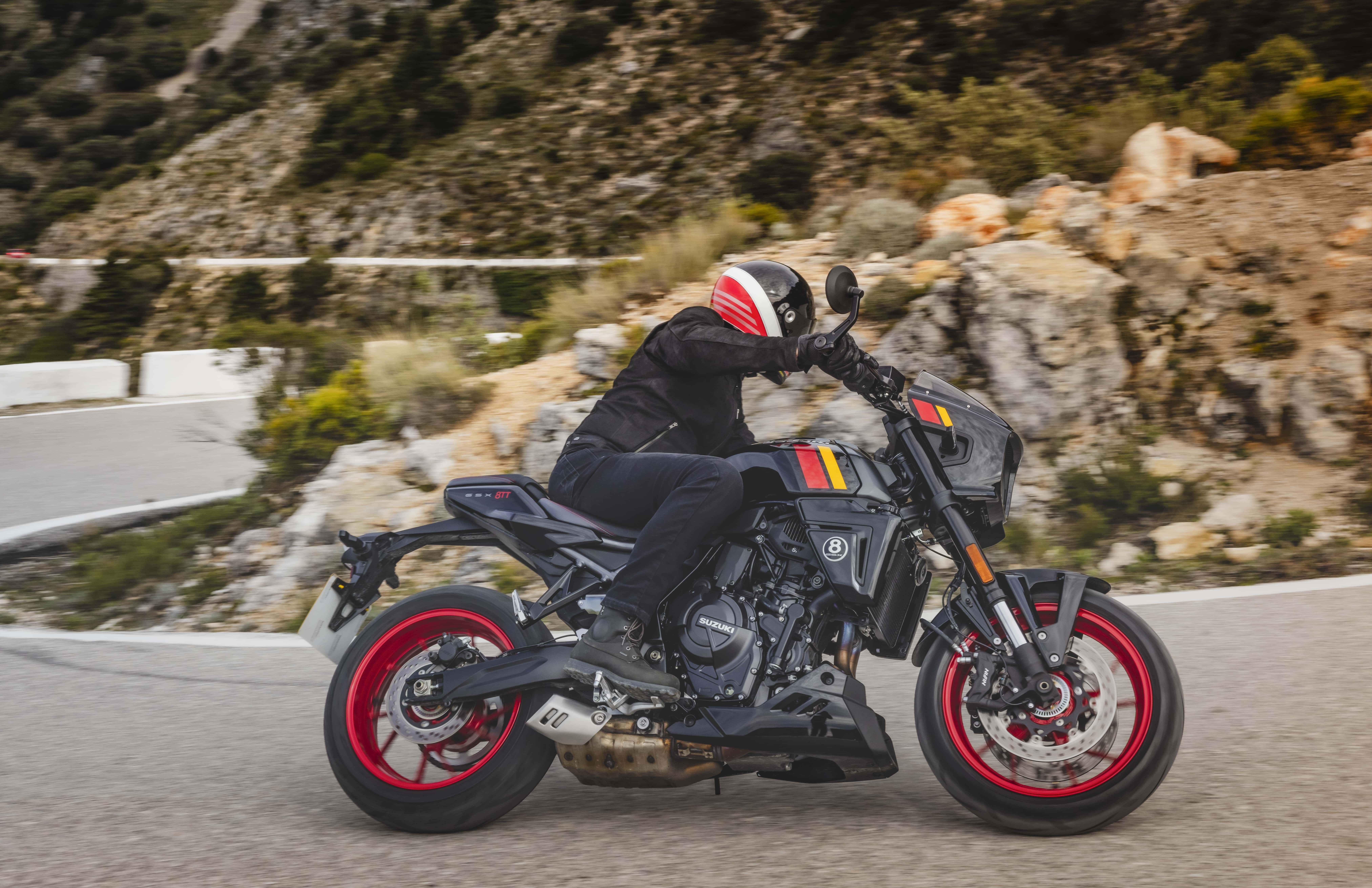 Suzuki GSX-8TT 2027: nuevo acabado rojo y llantas doradas para la naked retro de 82 CV