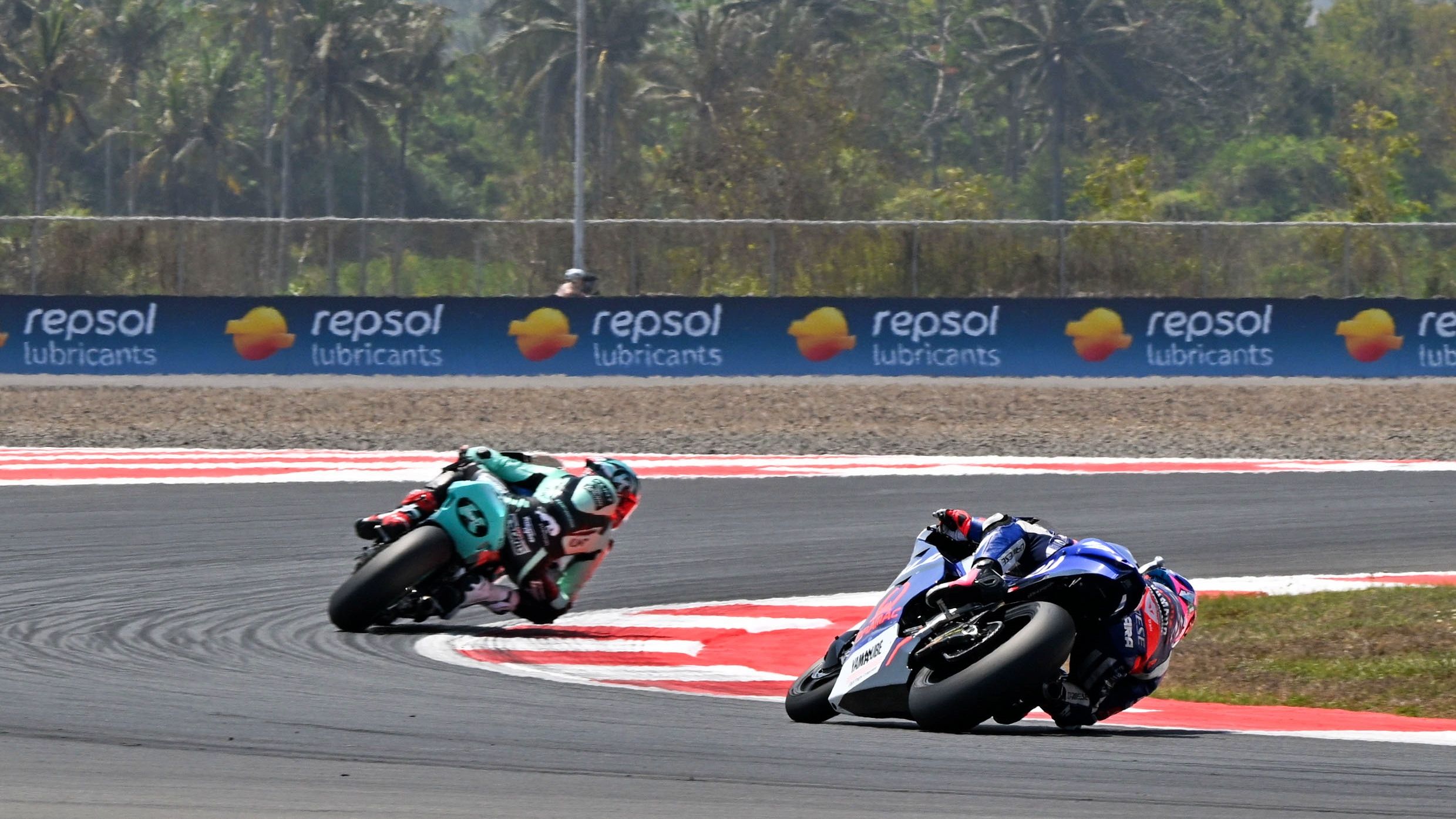 Izan Guevara persigue a Álex Escrig, Moto2 Indonesia 2026