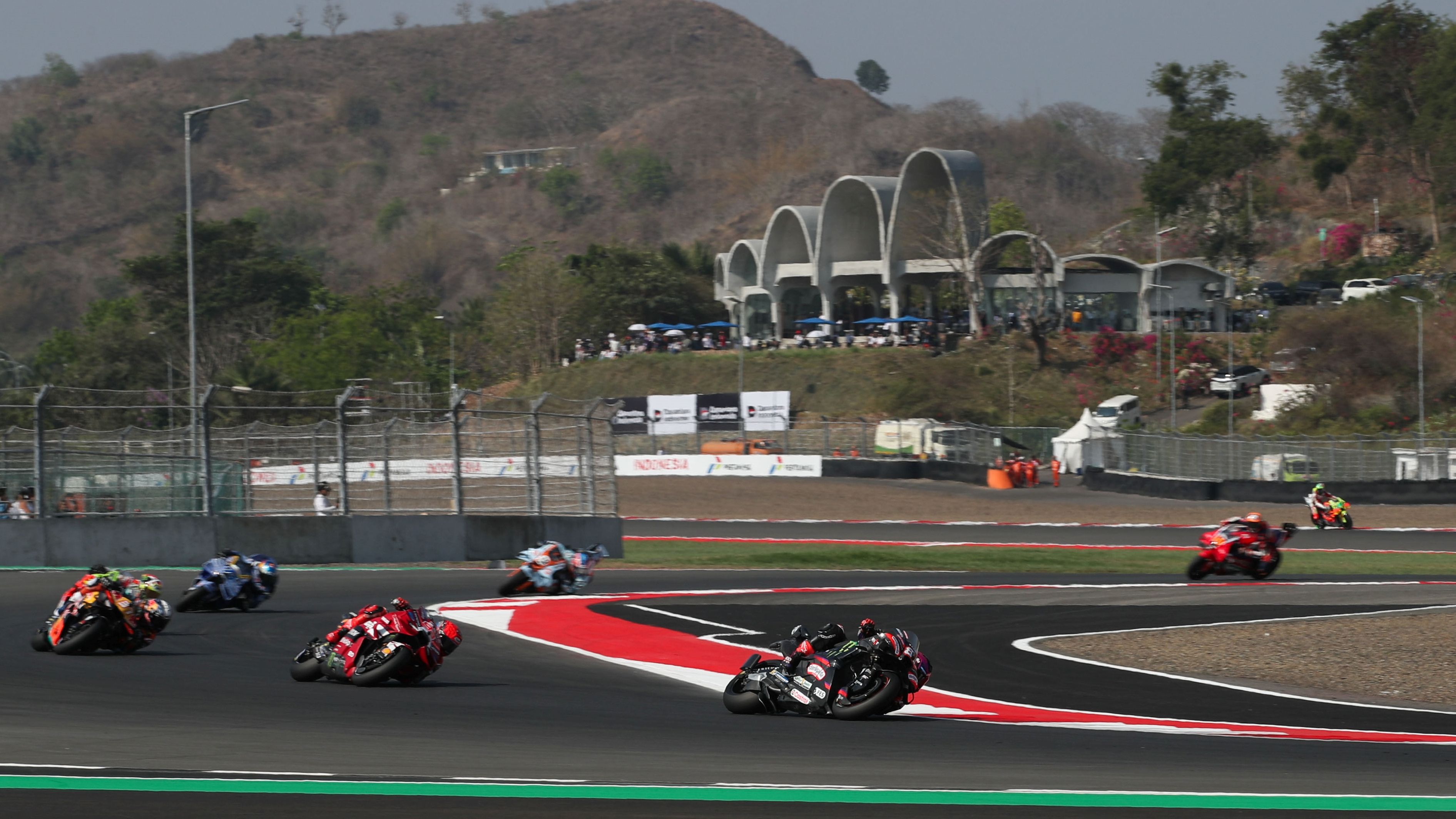 Jorge Martín se va de Marc Márquez y Pedro Acosta, MotoGP Indonesia 2026