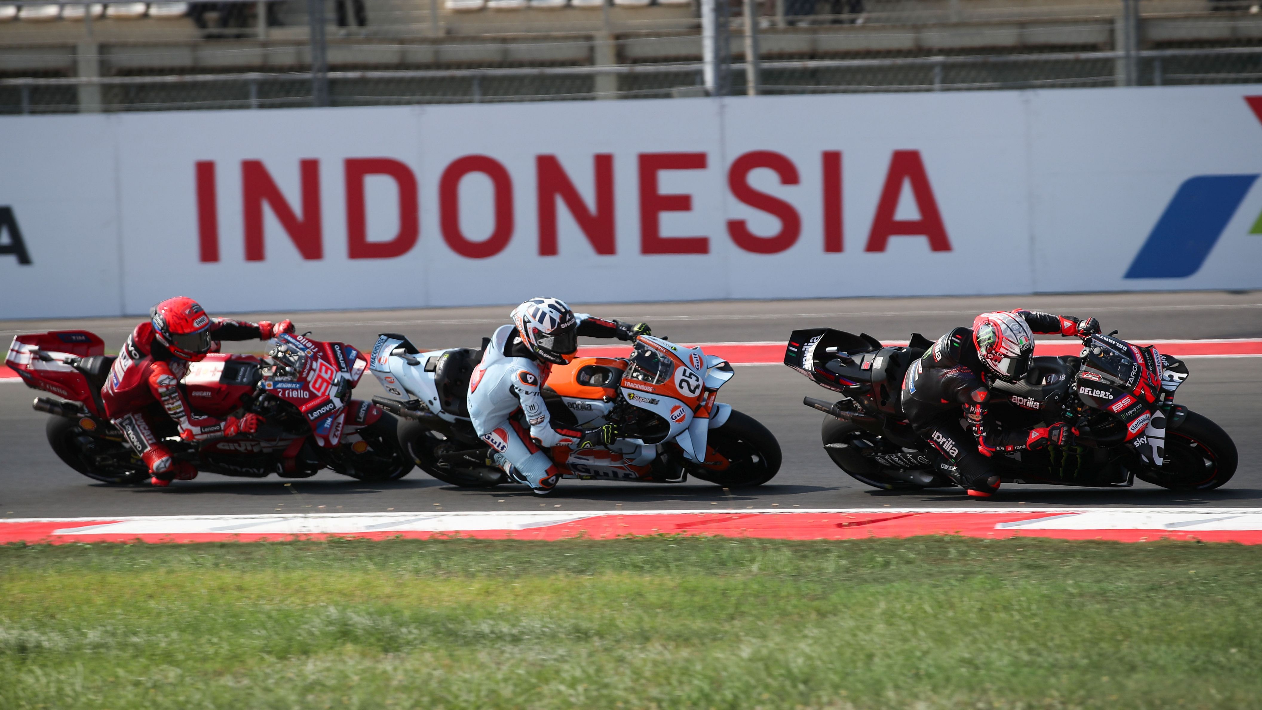 Marco Bezzecchi lidera en la salida ante Raúl Fernández y Marc Márquez, MotoGP Indonesia 2026