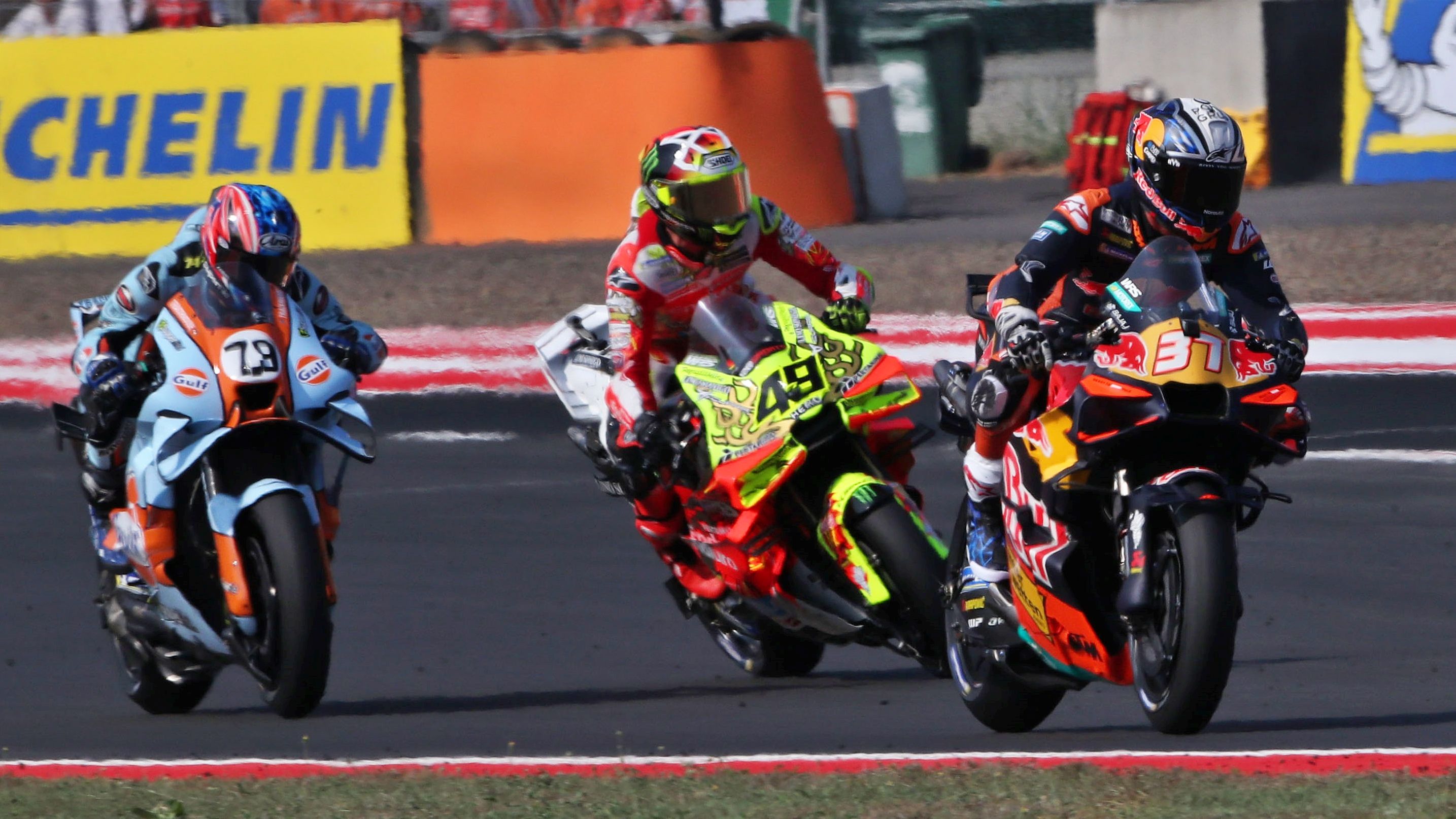 Pedro Acosta seguido por Fabio Di Giannantonio y Raúl Fernández, MotoGP Indonesia 2026