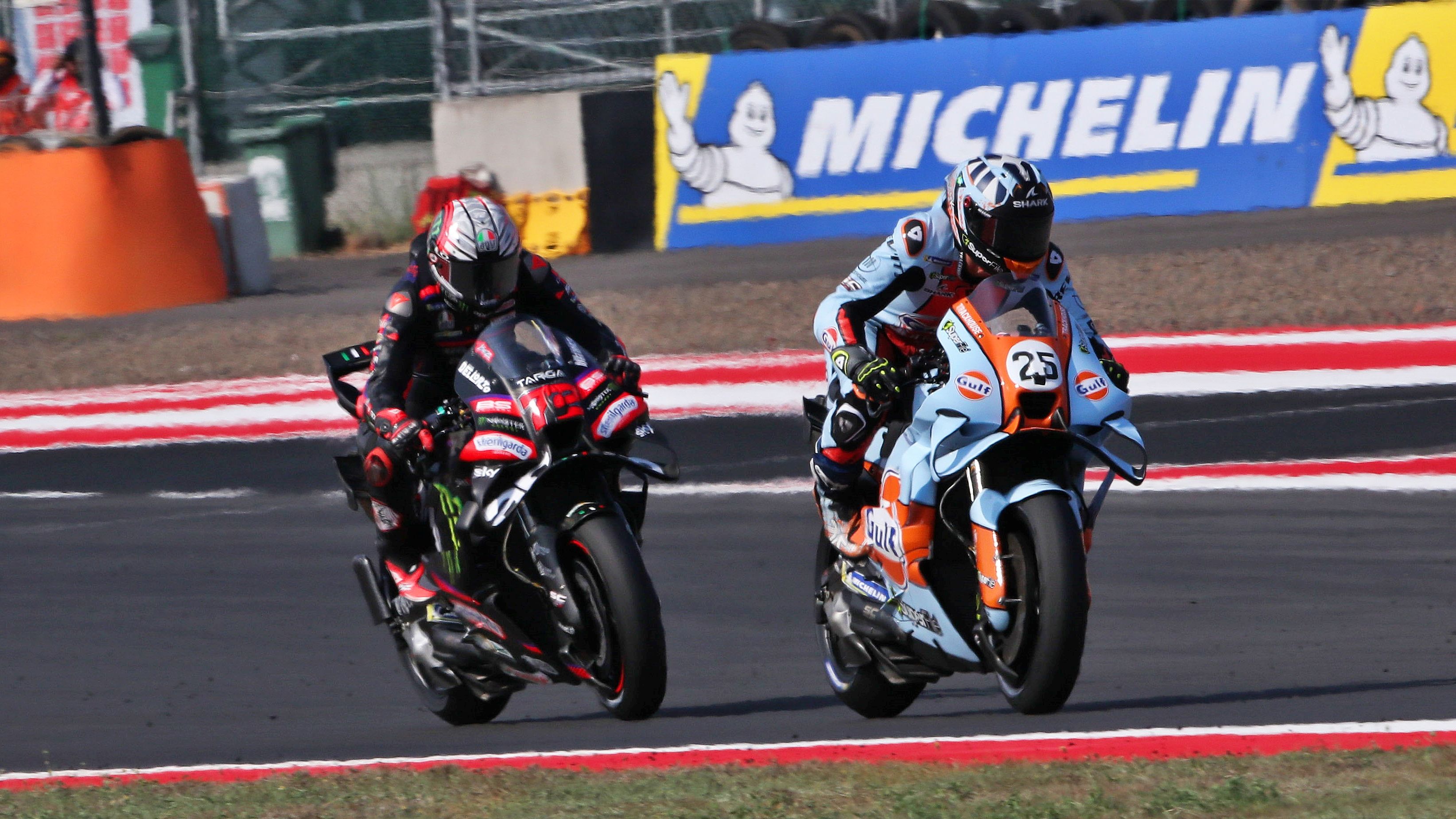 Raúl Fernández acechado por Marco Bezzecchi, MotoGP Indonesia 2026