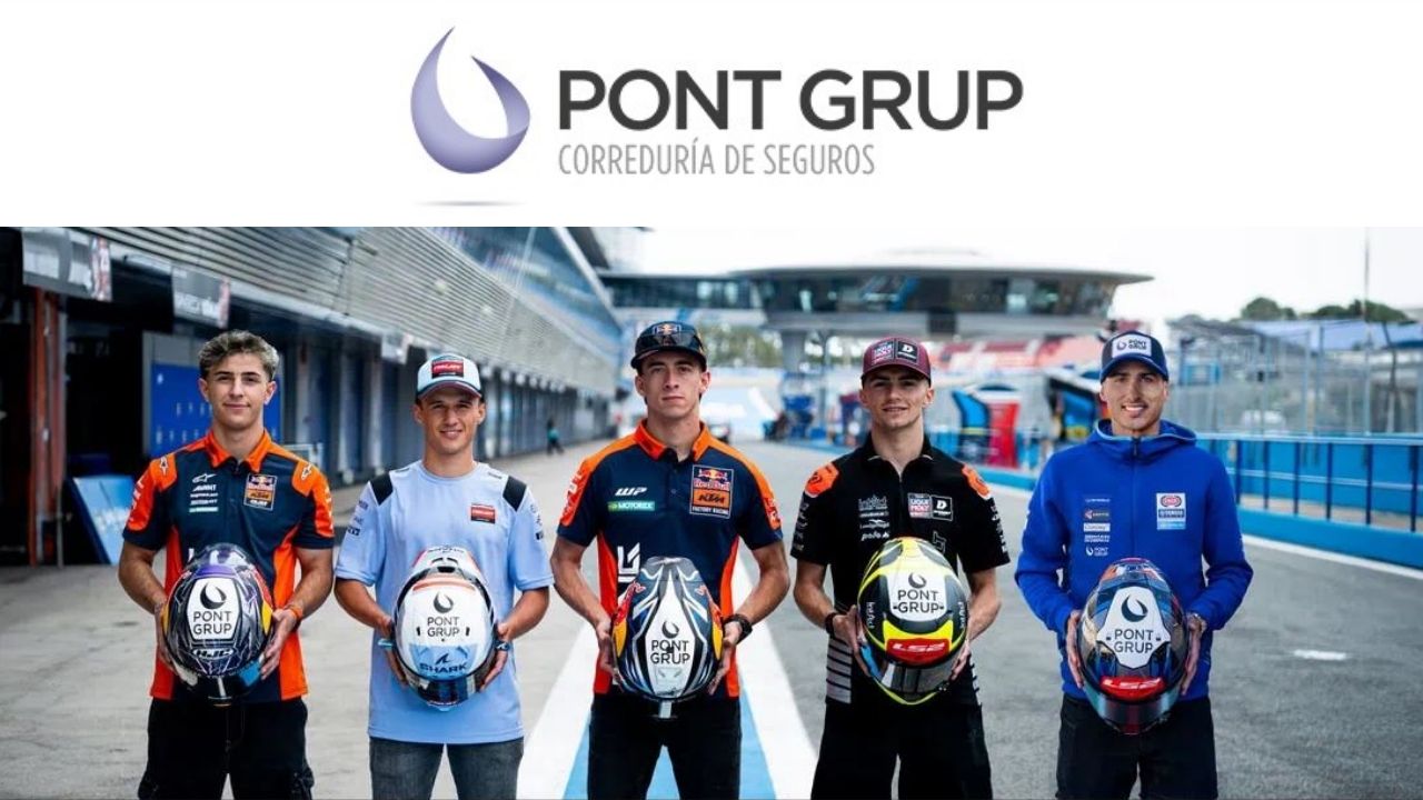 Los pilotos Pont Grup posan con sus cascos