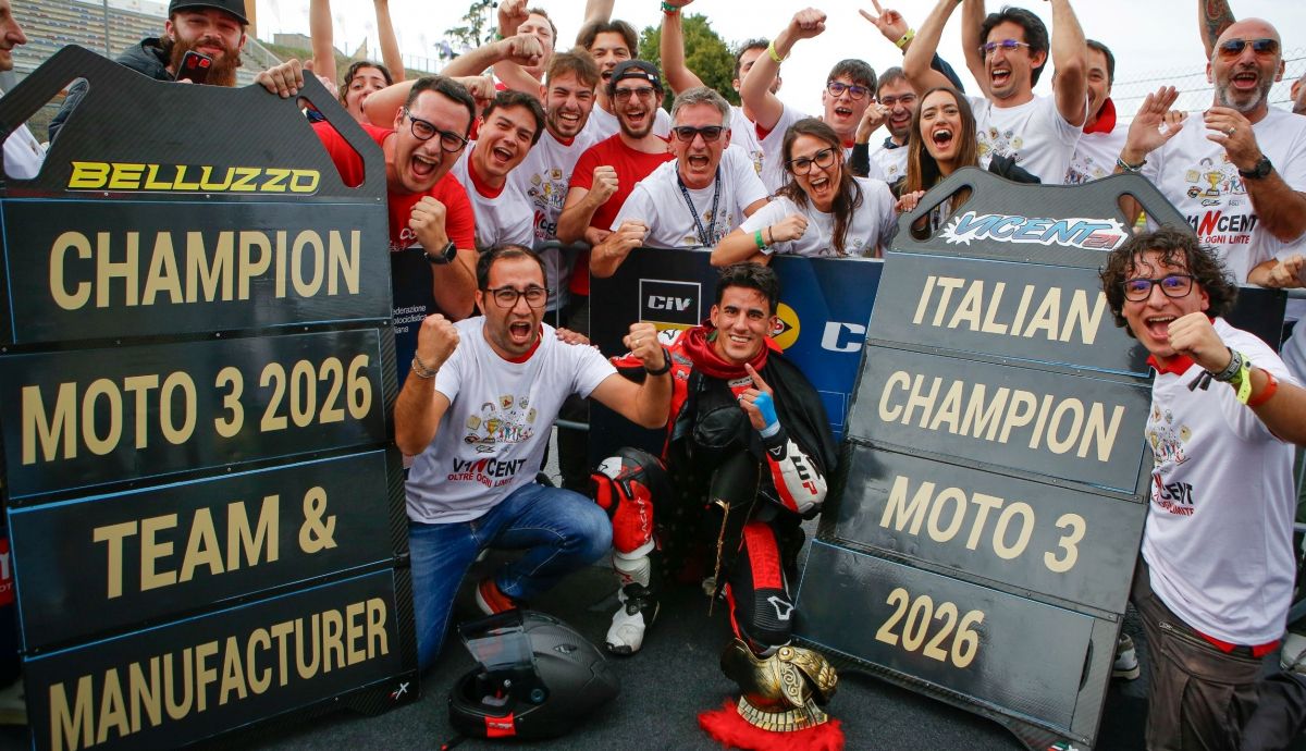 Vicente Pérez festeja su segundo título del CIV Moto3