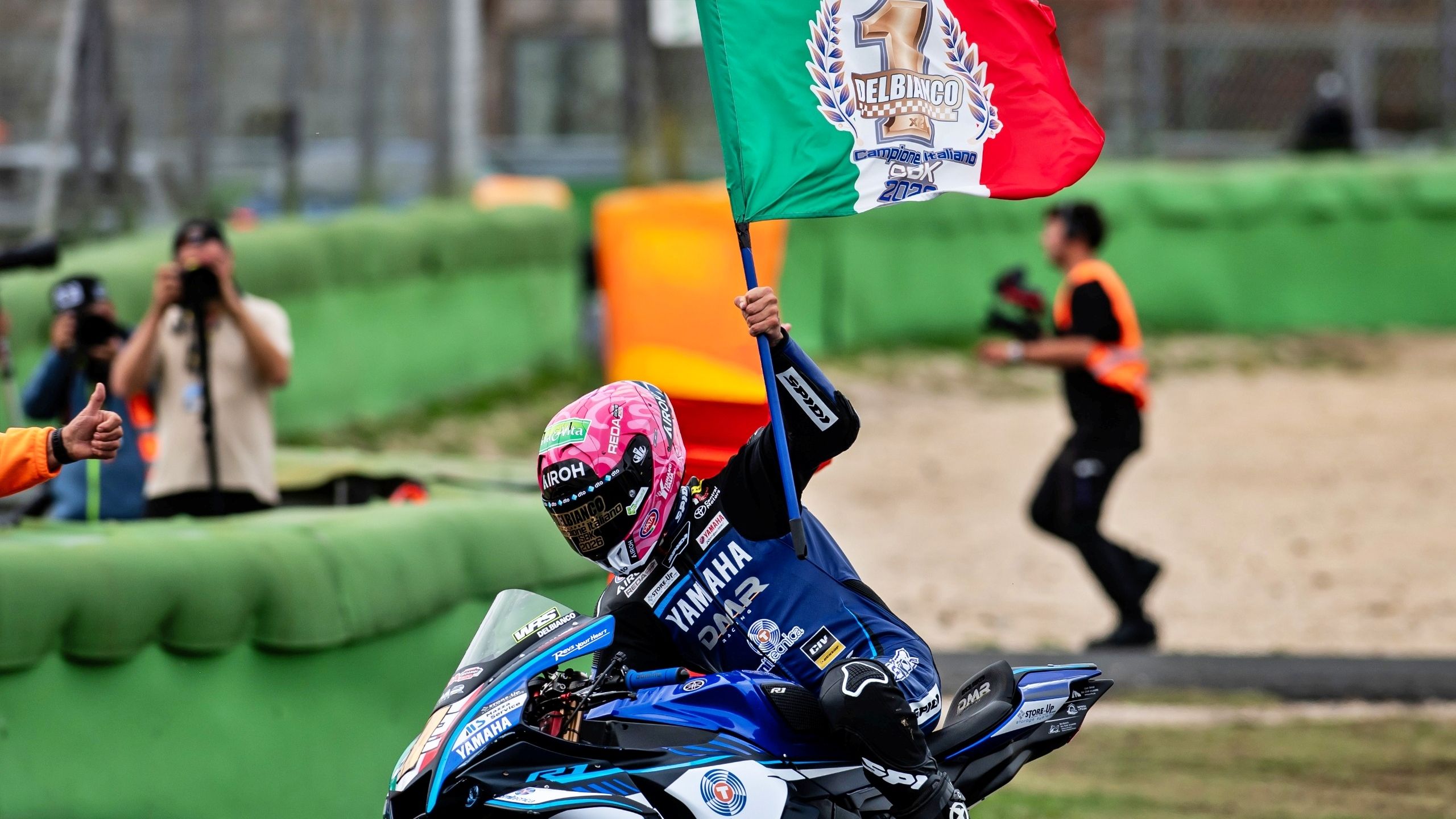 Alessandro Delbianco celebra su título del CIV Superbike 2026
