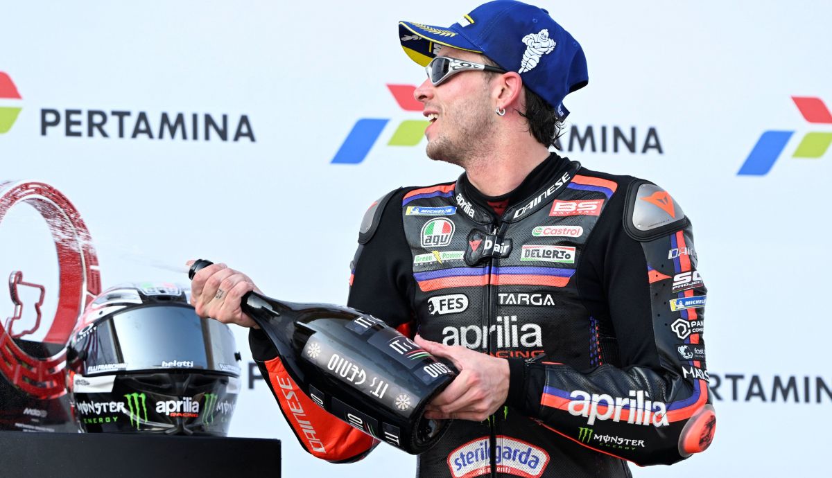 Marco Bezzecchi celebra su victoria en Mandalika