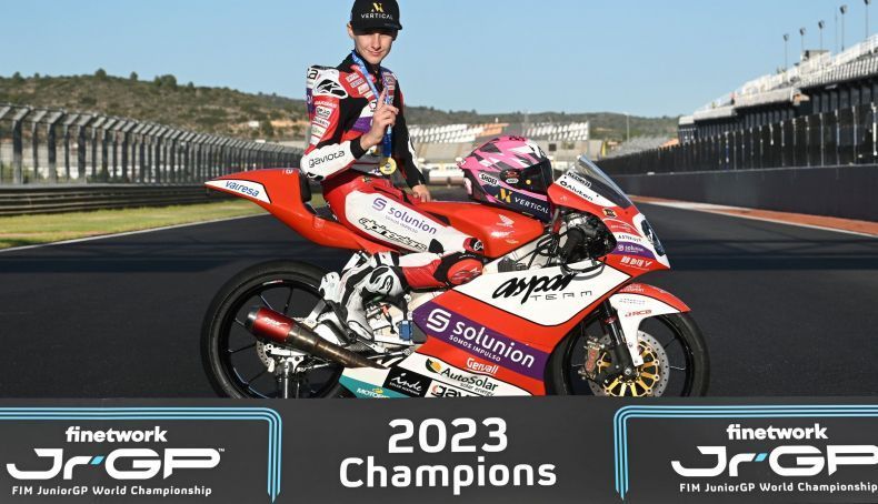 maximo quiles posa como campeon de la european talent cup 2023 2 790x454