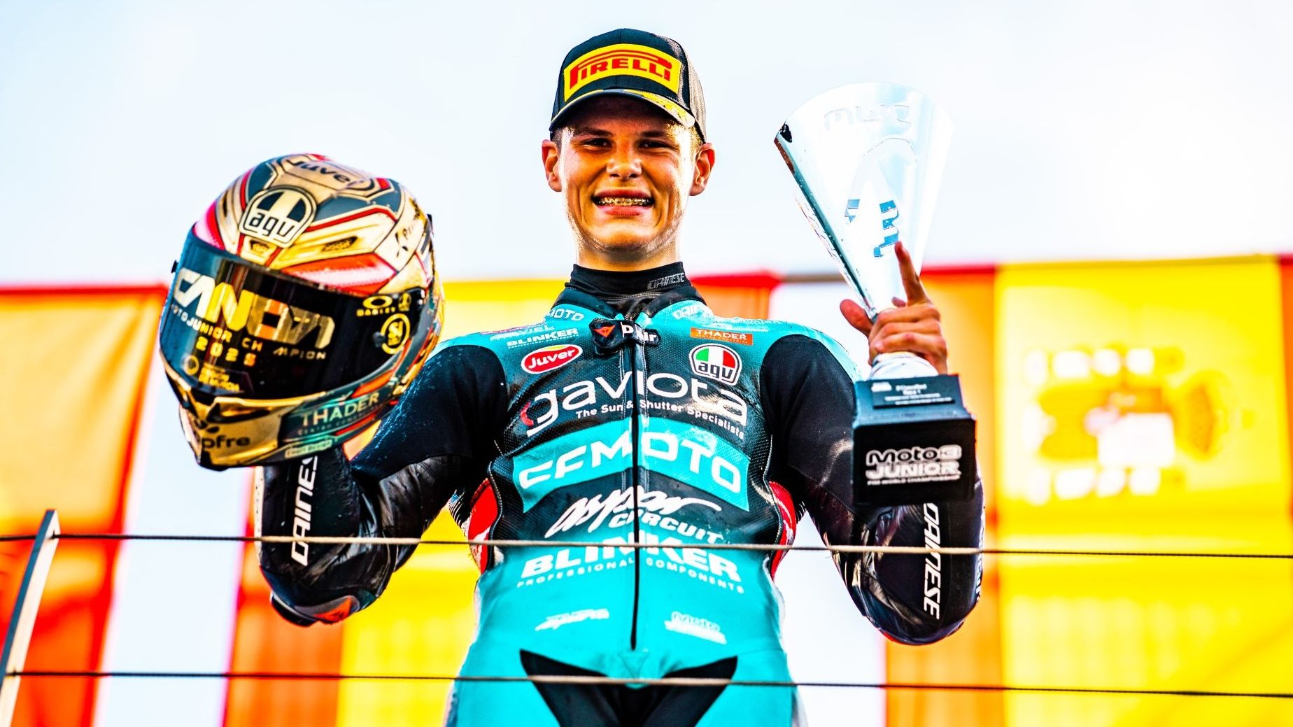 Carlos Cano con el trofeo de campeón mundial junior de Moto3 2026