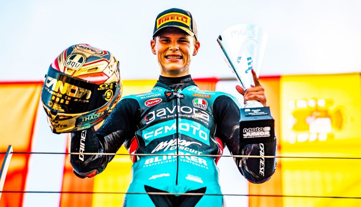 Carlos Cano con el trofeo de campeón mundial junior de Moto3 2026