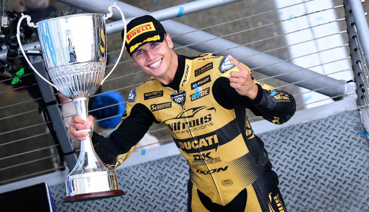 Kyle Ryde con su título de campeón del British Superbike 2026
