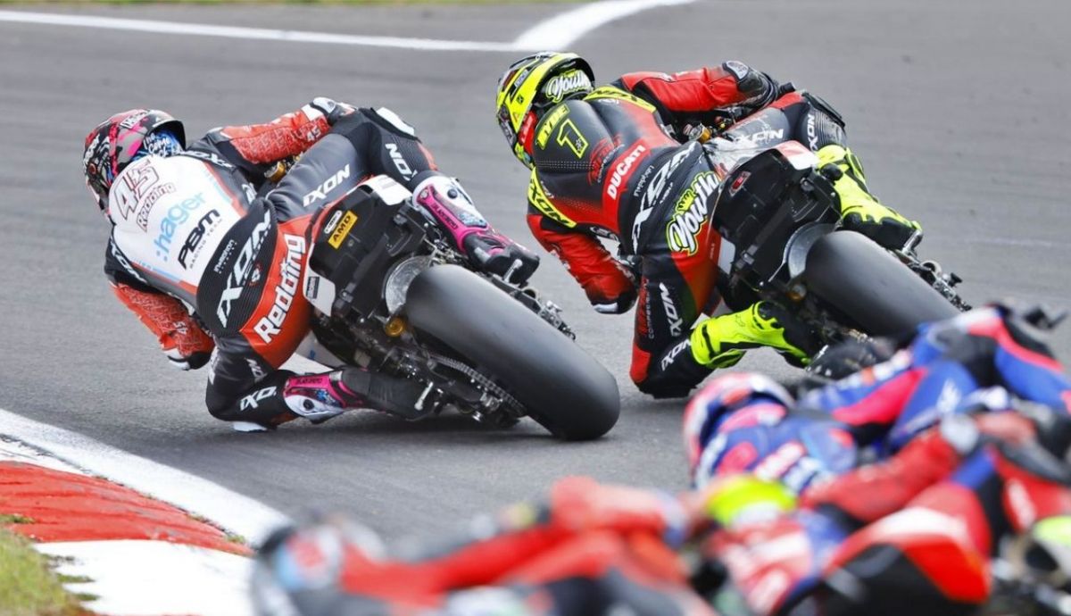 Scott Redding supera a Kyle Ryde para irse a por la victoria