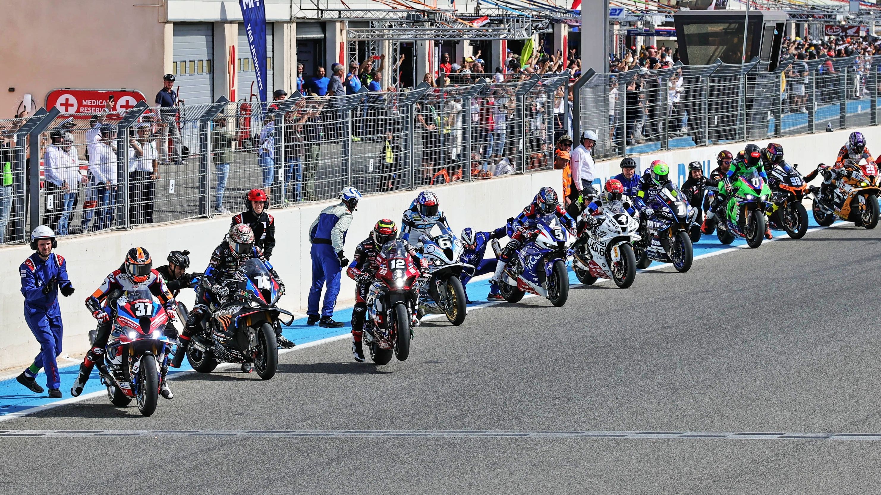 BMW defenderá su título en el EWC 2027 BMW defenderá su título en el EWC 2027