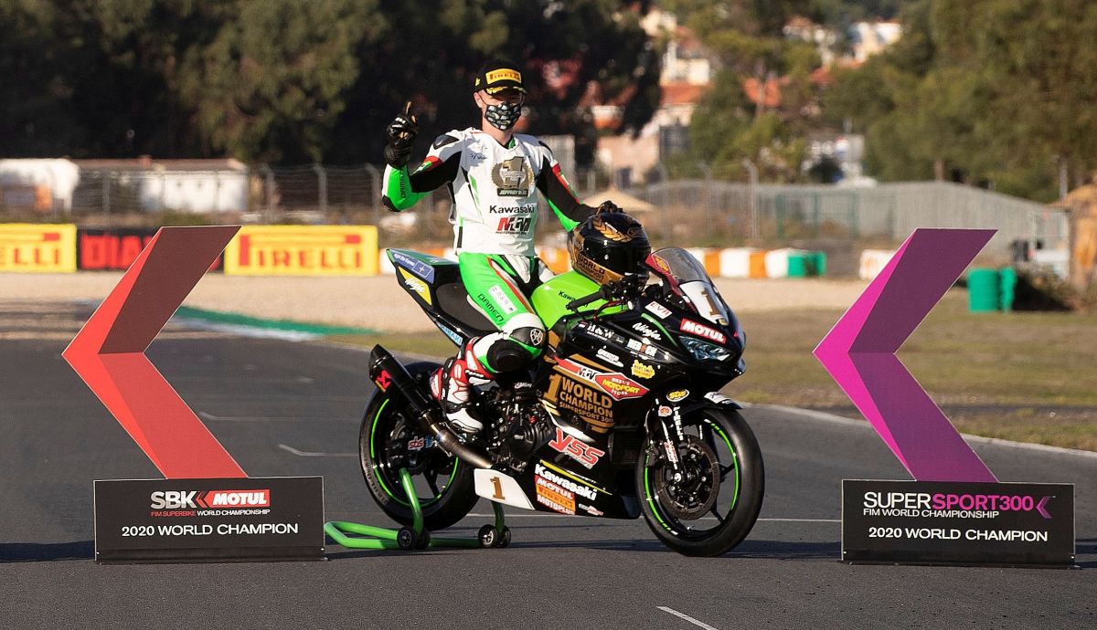 Jeffrey Buis posa como campeón mundial de Supersport 300 en 2020
