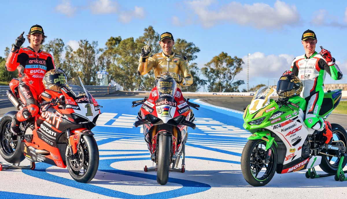 Jeffrey Buis junto a Álvaro Bautista y Nicolò Bulega en la foto de campeones de 2023