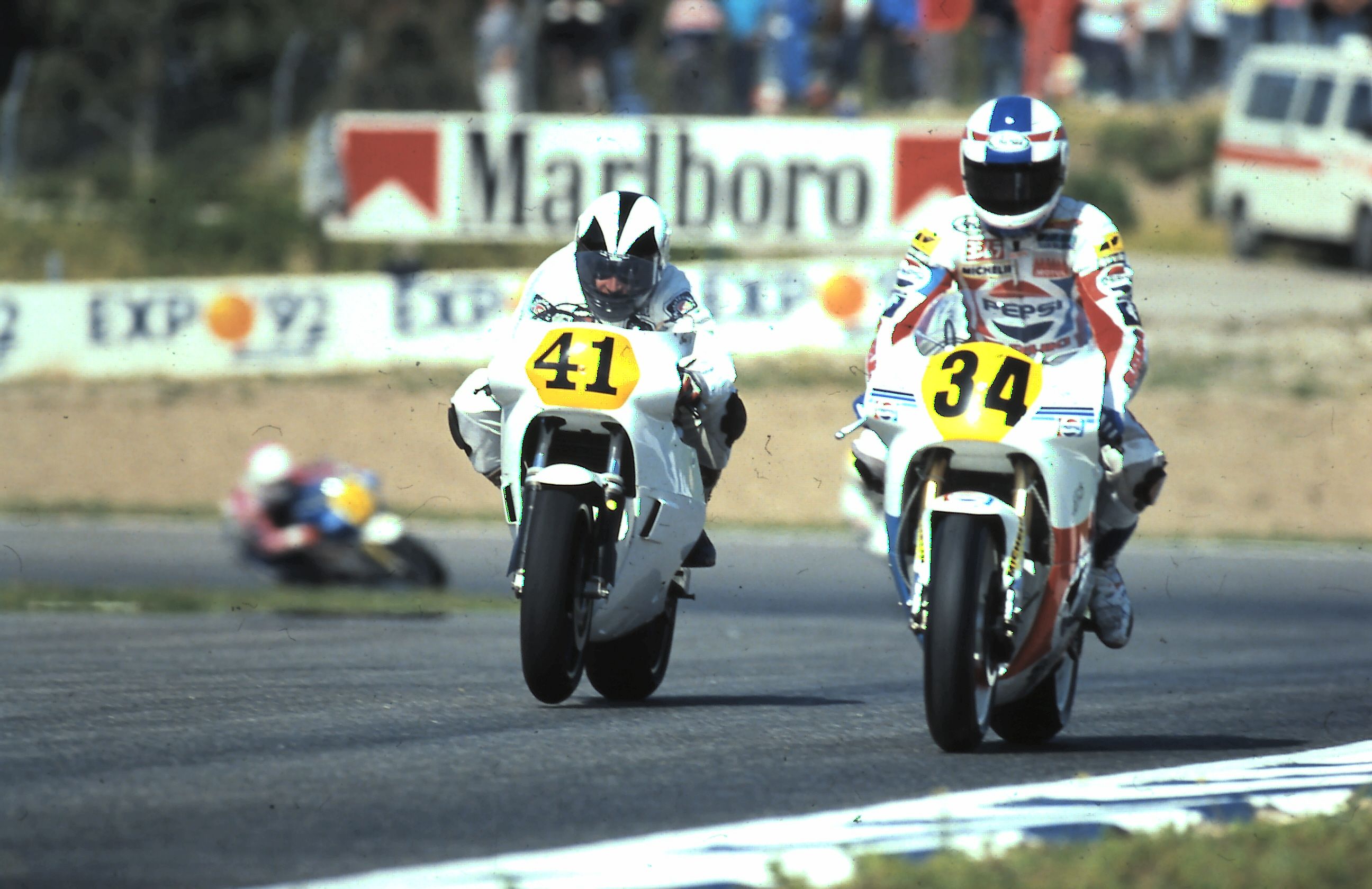 Nani González de Nicolás rueda junto a Kevin Schwantz en Jerez, en el Gran Premio de España de 1989.