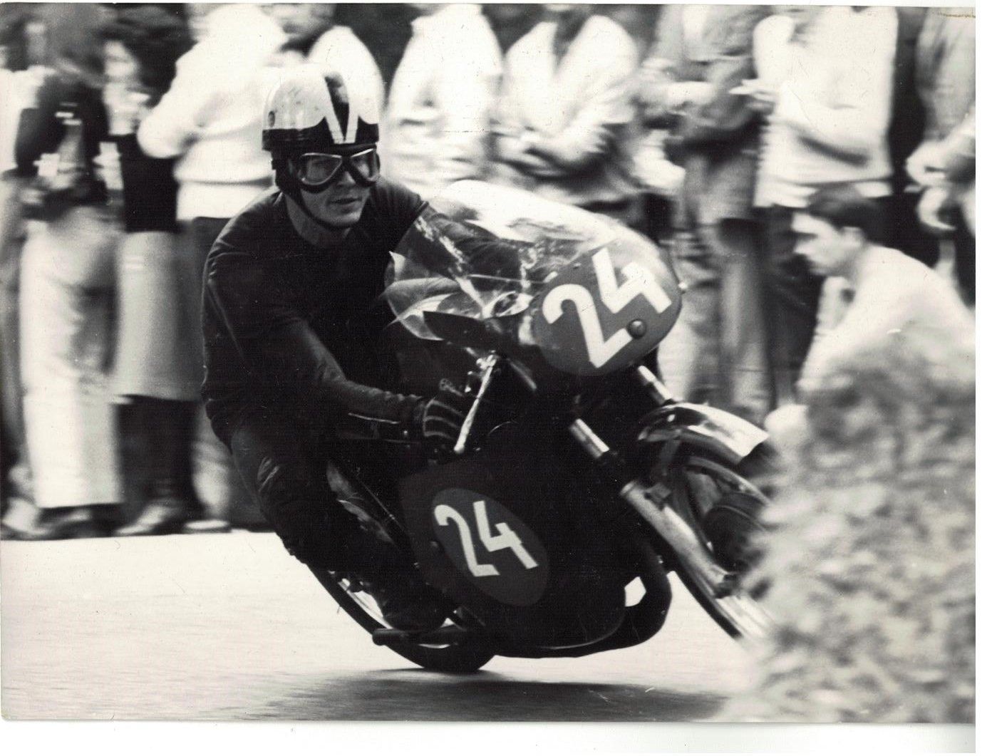 Nani González de Nicolás con su Bultaco 250.