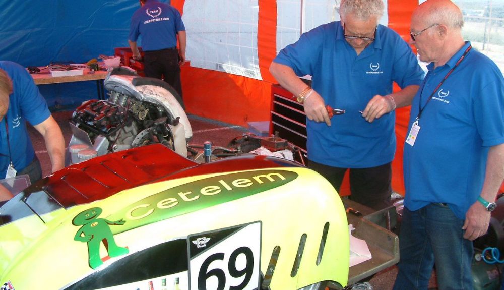 Nani González de Nicolás (derecha) en su último intento de correr en sidecar.
