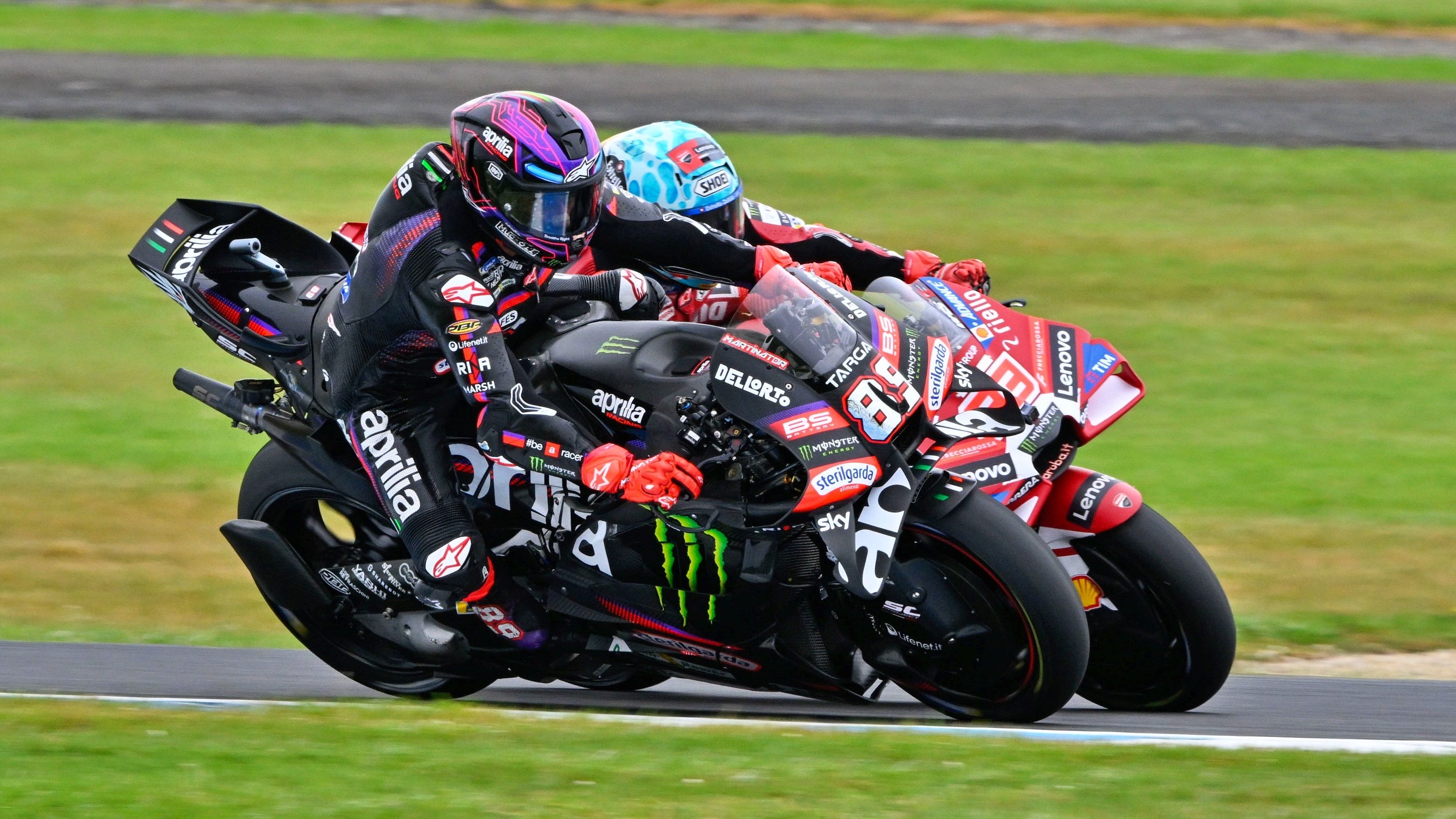Jorge Martín peleando con Marc Márquez en el Sprint de Phillip Island