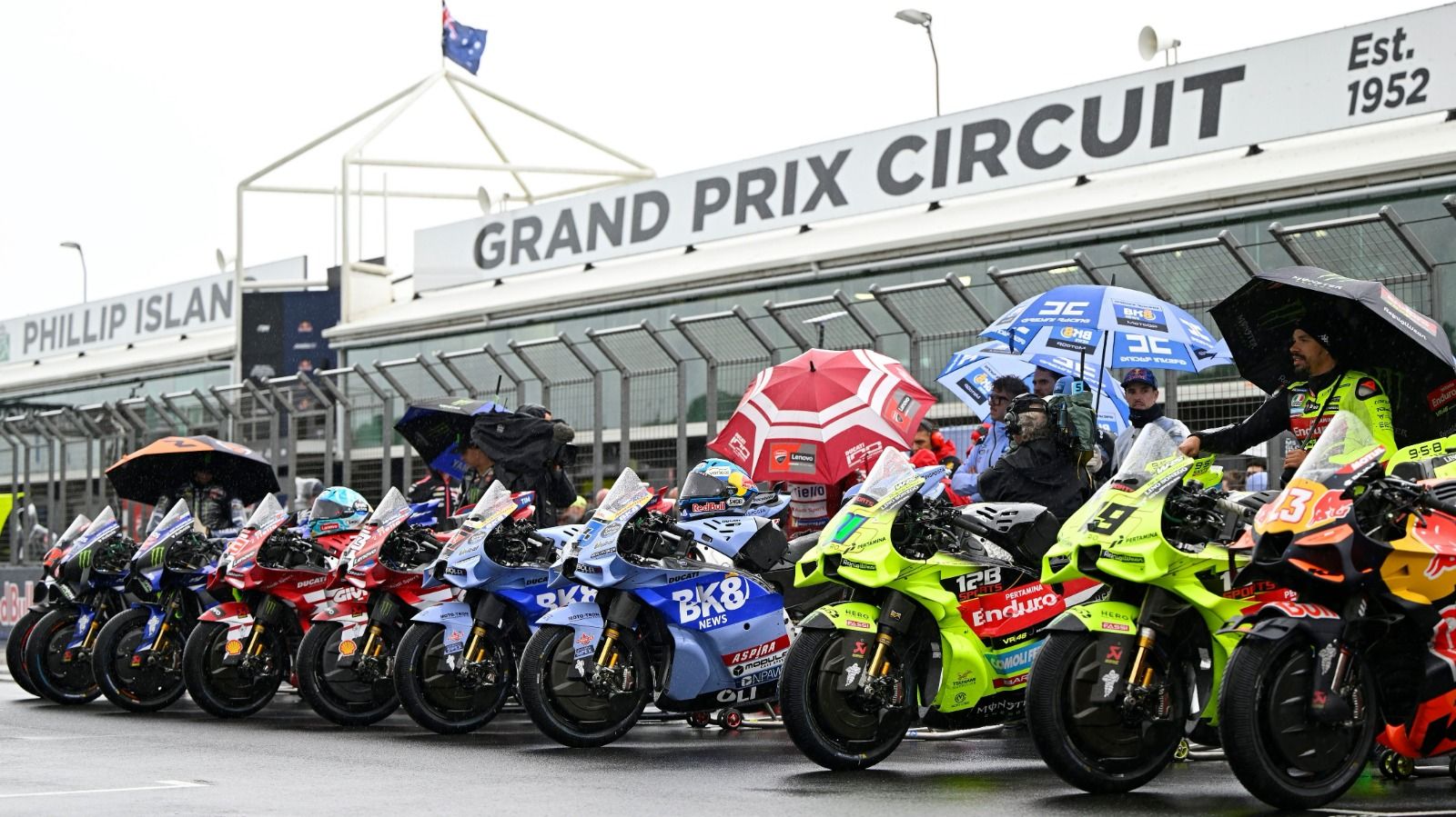 Las motos tras la vuelta de exhibición que ha seguido a la cancelación del domingo del GP de Australia en Phillip Island
