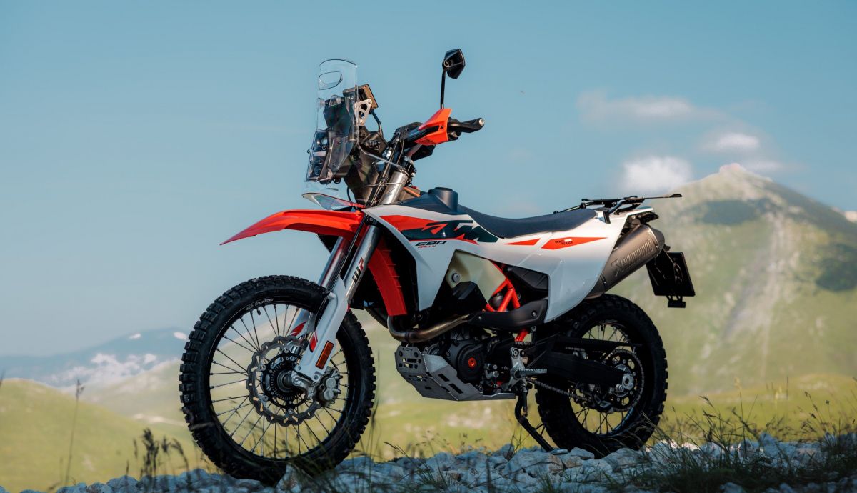 762880 MY27 KTM 690 RALLY STATIC CAT A (Grande)