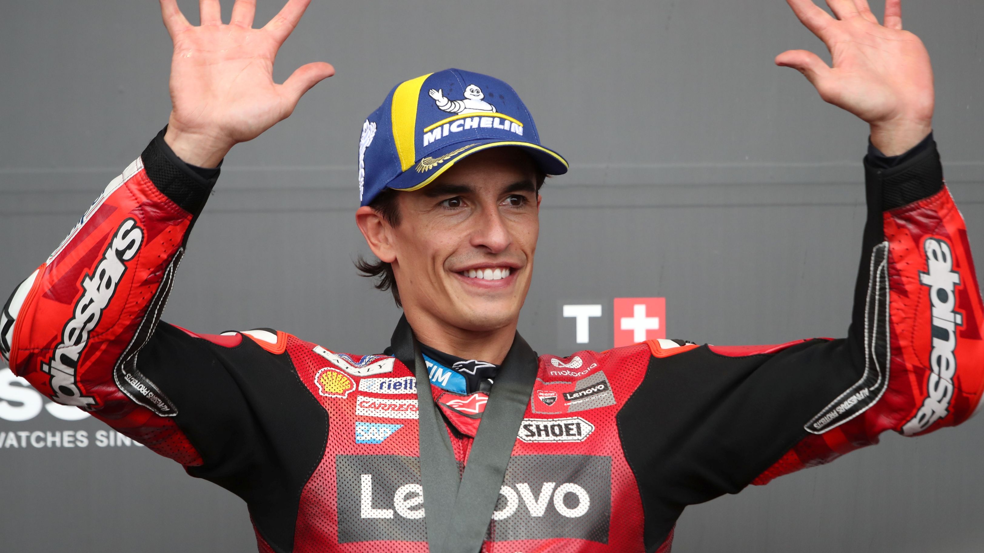 Marc Márquez lidera ante las Aprilia rumbo al décimo
