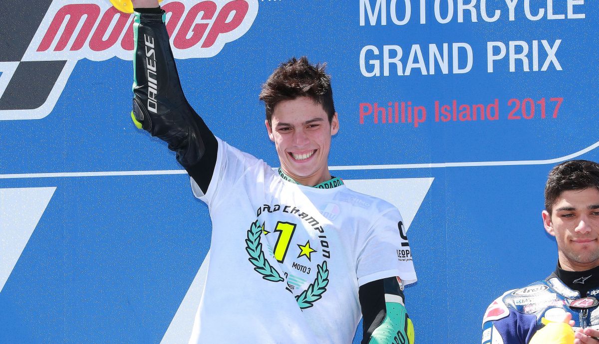 Joan Mir celebra su título mundial de Moto3 2017 en Australia