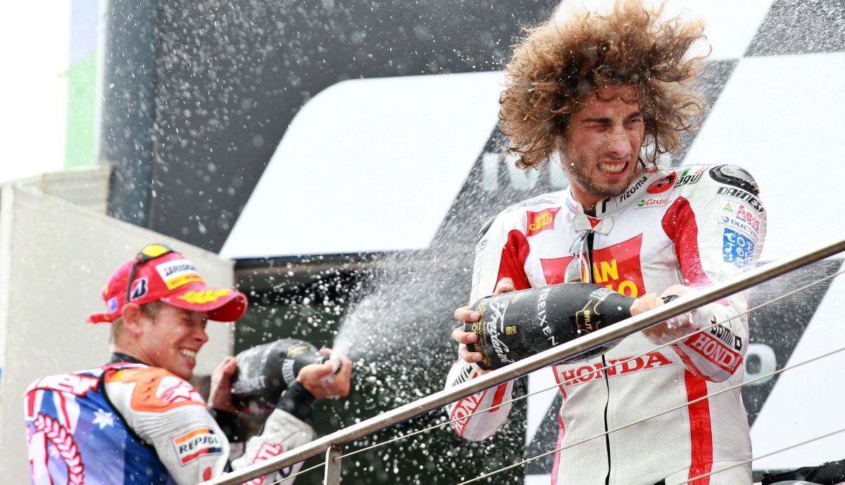 Marco Simoncelli en el podio de Phillip Island junto a Casey Stoner