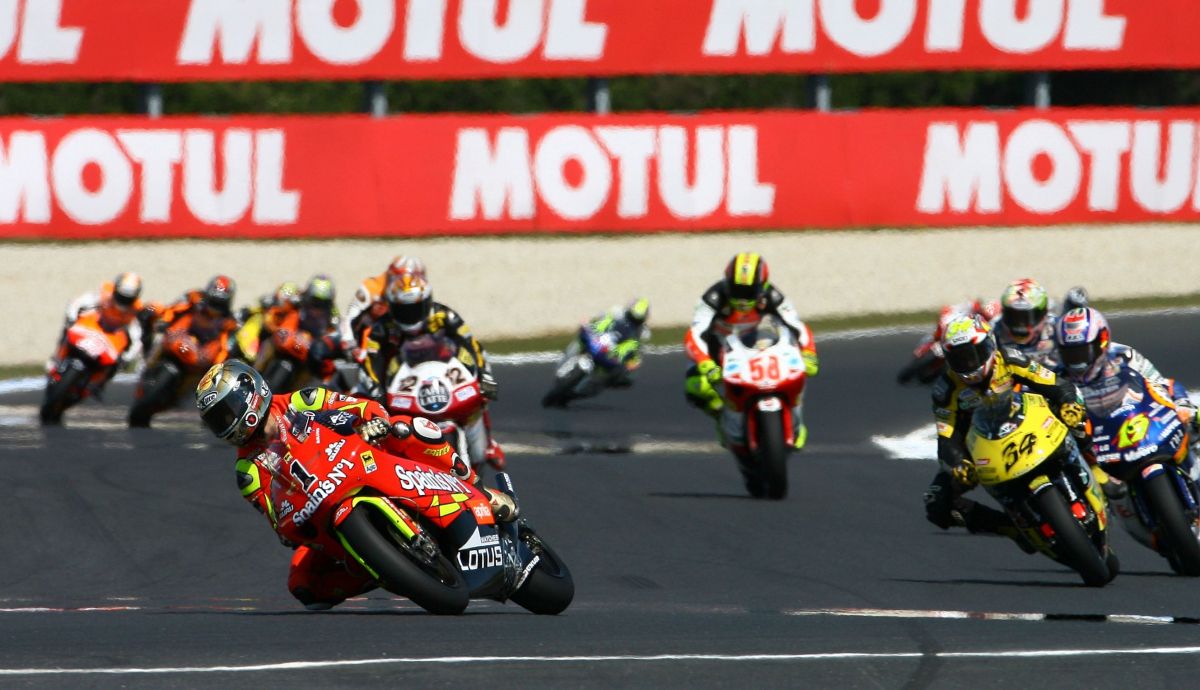 Jorge Lorenzo se va rumbo a una victoria apabullante en la carrera de 250cc de Phillip Island 2007